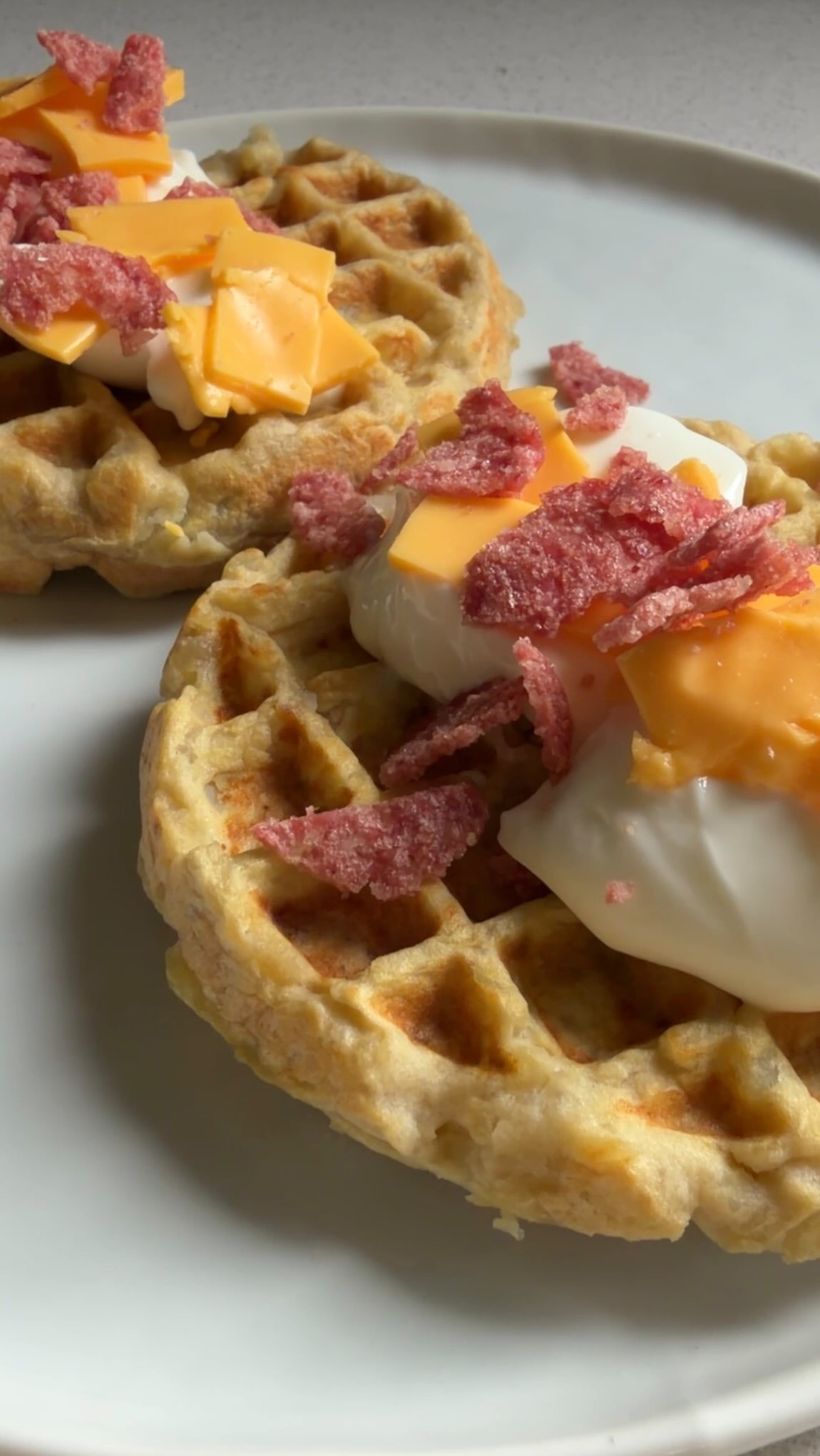 Waffles de papa 🧇
.
Para 3 waffles individuales necesitas:
⭐️ 3 papas chicas
⭐️ 1 huevo
⭐️ Sal a gusto
.
🔜 Cocer las papas, moler y mezclar con el huevo y sal. Llevar a la waflera con un poco de aceite y listo! Puedes usar los toppings que más te gusten! Yo usé yogurt natural, queso cheddar y salame crocante 🫣.
.
#papa #papas #waffle #potatoes #potatoewaffles #recetas #recetasfáciles #recetasrapidas #hashbrown