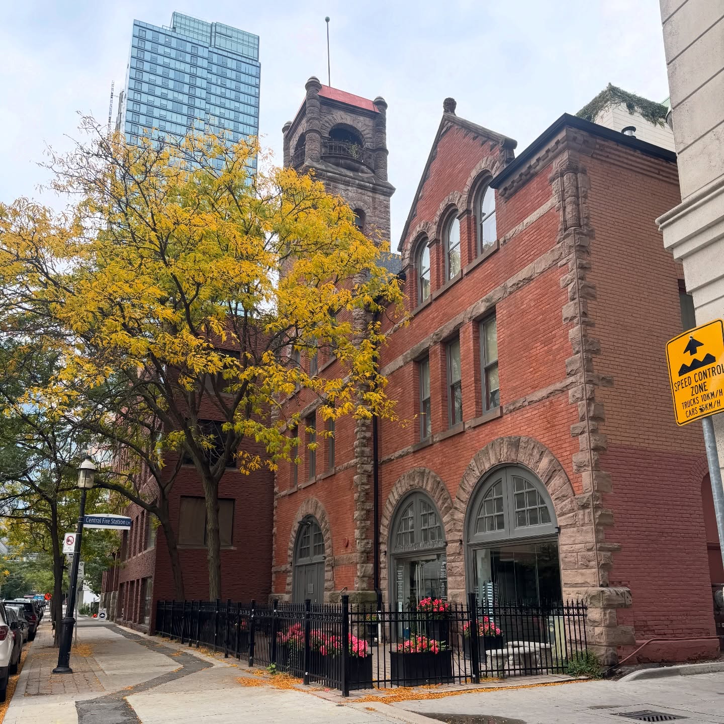 Where legends learned to play. 🎭✨
Original site of Second City, Toronto.
#SecondCity #Toronto #ComedyHistory #ActorsLife #OnSet #CreativeRoots #oldfirehouse #oldtown #improv #sketchcomedy