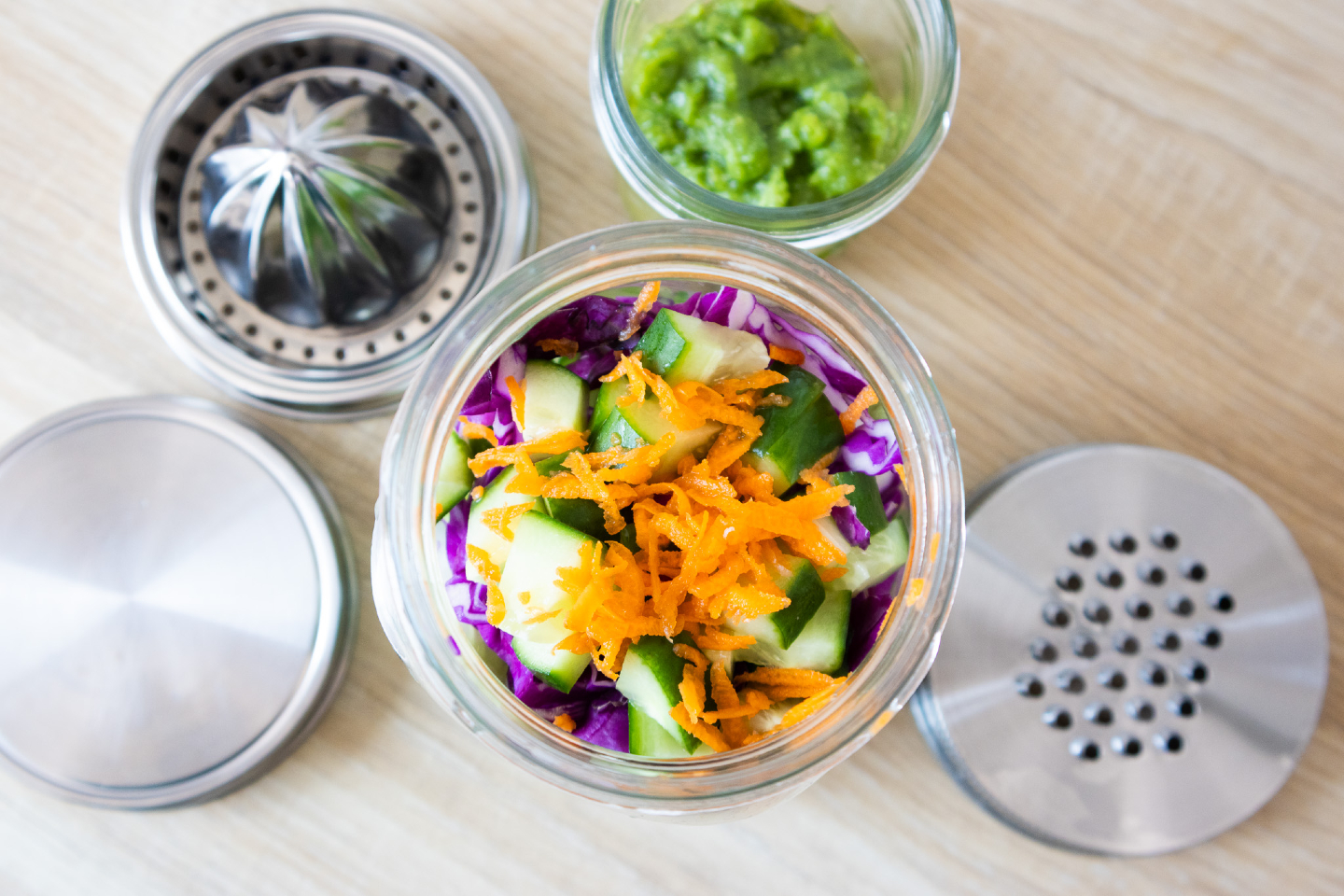 Wij hebben heel veel plezier in het vinden van multifunctionele en stijlvolle oplossingen voor het prepareren, bewaren en het meenemen van voedselproducten. Maar wij horen ook graag wat jullie nog missen! Wat zou jij op een mason jar willen draaien?