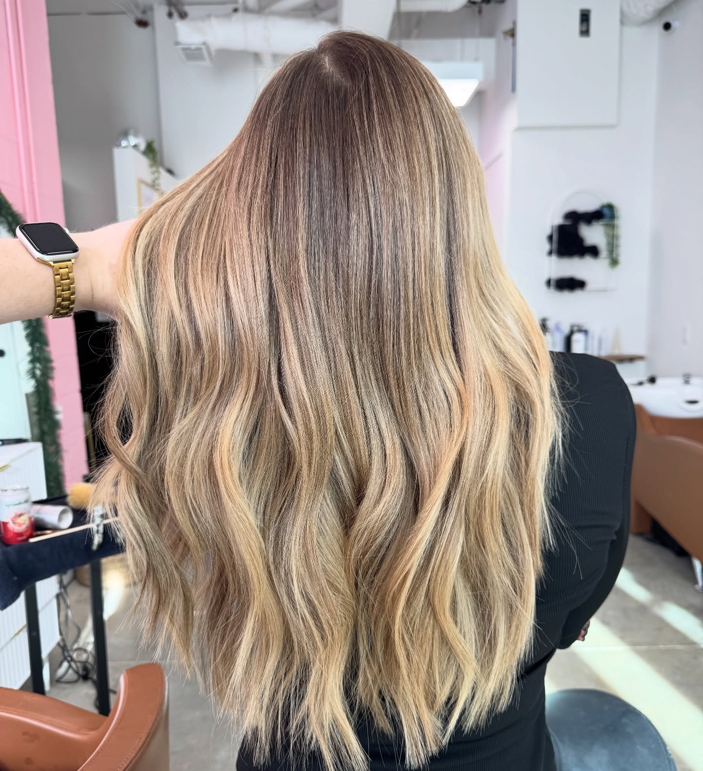 dimensional warm blonde with one row of handtied extensions for fullness 🤍
#clthair #charlottehair #clthairstylist #charlottehairstylist #charlotteblonde #nodaclt #saltandlighthairstudio