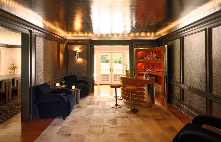 Do you ever wonder what rooms look like before I come in? The Longfield residence Empire Lounge got a makeover complete with a silver leaf ceiling and Willy Rizzo bar that I imported from Italy. She’s holiday party ready.
📷 @studio.thanasis
.
.
.
.
.
#ad #willyrizzo #homebar #silverleaf #barroom #lounge #wallpaper #molding #design #designer #houstoninteriordesign #houstoninteriordesigner #interiors #moirewallpaper #moire