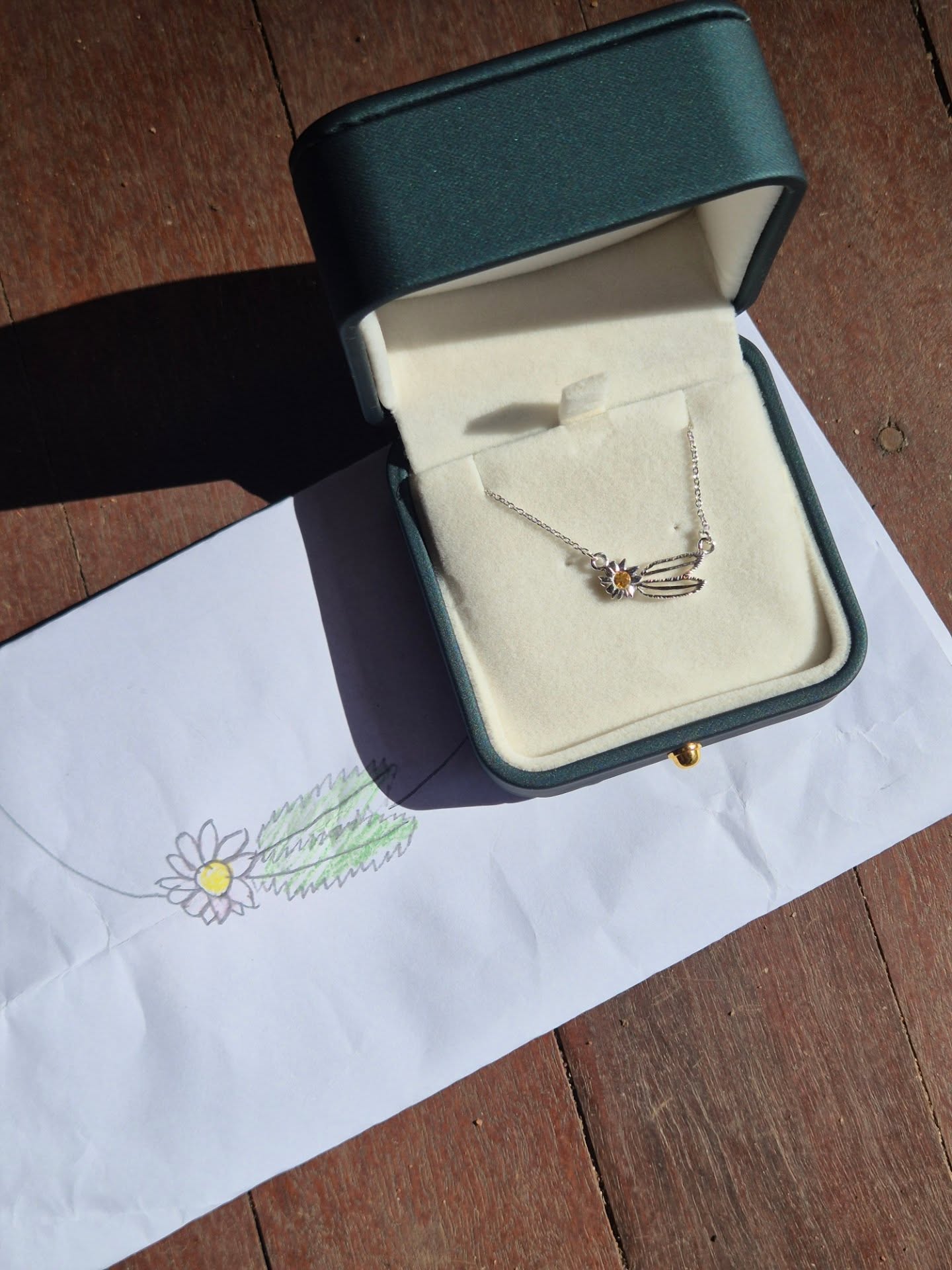 From a kids drawing to a keepsake necklace. What a beautiful birthday gift.
#handmadejewellery #midwestjeweller #kidsjewellerydesign #birthdaygiftideas