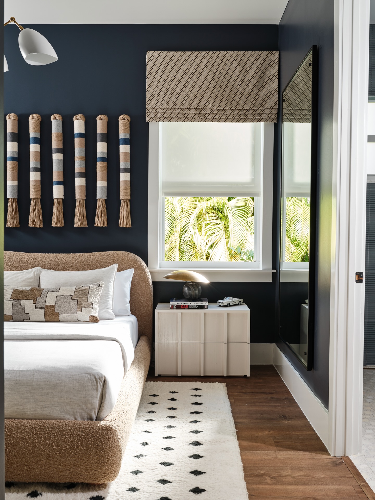 From one room to the next, the design stays cohesive while allowing each space to have its own moment.
.
.
📸 @dancutronaphoto
Styling @peggy_chase_jordao