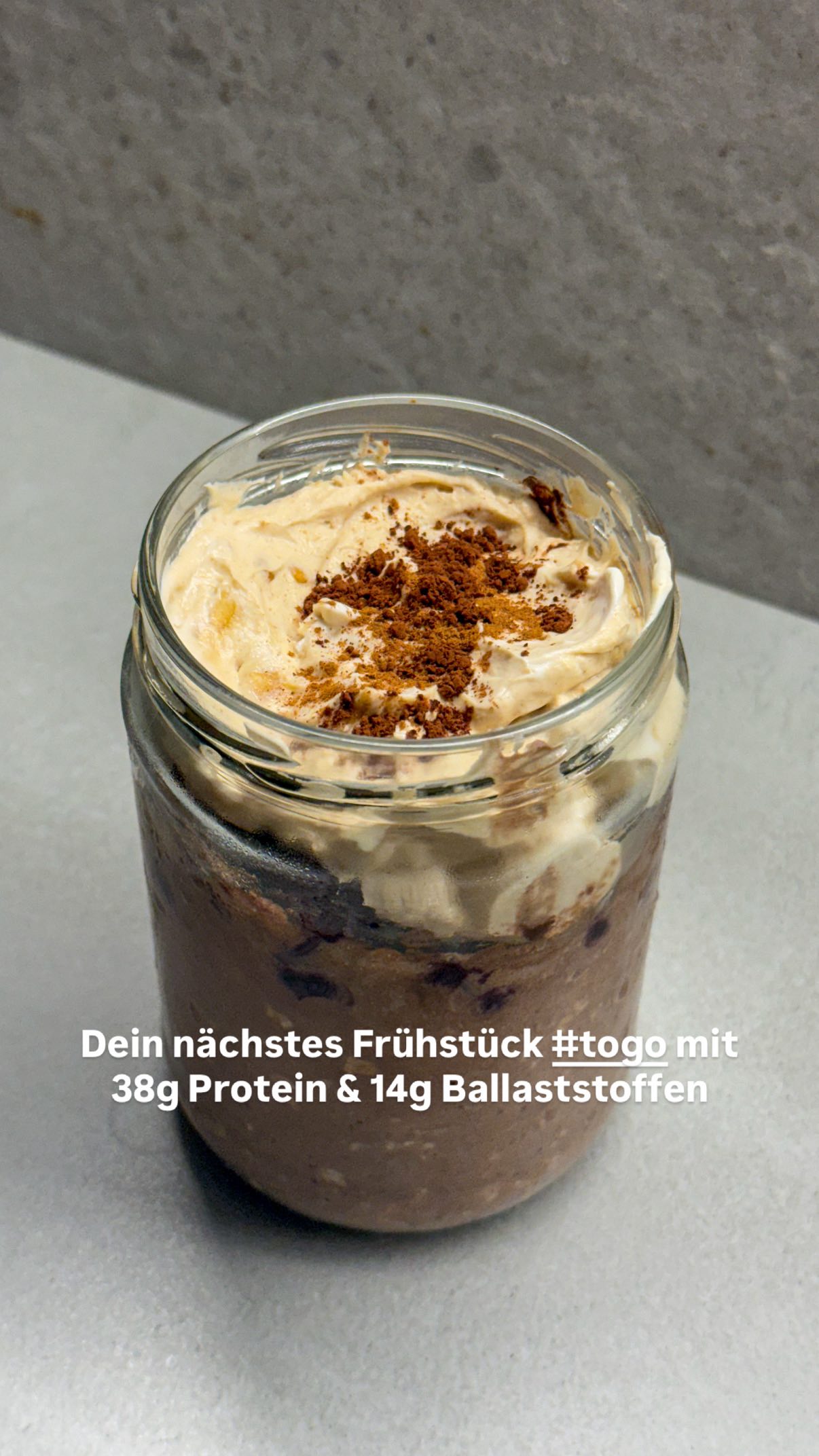 SCHOKO-OVERNIGHT-OATS ✨ Neue Früstücks-Obsession?!🤭🍫 In 5 Minuten zubereitet & du kannst am nächsten Morgen direkt in den Tag starten. Ich sage nur: Guten Appetit!!🙌🏼
✨ REZEPT ZUM ABSPEICHERN
Zutaten für (m)eine Portion 🥄
1️⃣ Untere Schicht:
4 EL Haferflocken
1 EL Chiasamen
100g Buttermilch
150g Skyr
1 TL Ceylon-Zimt
1 TL Kakaopulver
2️⃣ Weiteres:
80-100g TK Heidelbeeren
3️⃣ Obere Schicht:
1 EL Erdnussmus
1 EL Skyr
Ceylon-Zimt
Zubereitung:
Die Zutaten für die untere Schicht in einen #togo Behälter füllen. Heidelbeeren darauf geben. Die Zutaten für die obere Schicht vermengen und auf den Beeren verteilen. Fertig!☺️ Den Deckel über Nacht nicht ganz zudrehen, sondern nur drauflegen & am nächsten Tag direkt mitnehmen und los. Guten Appetit!😍
Folg mir gern für mehr solcher Rezepte & Input rund um (Sport-) Ernährung @franziska.hadaschik 💌
#frühstücksrezept #sporternährung