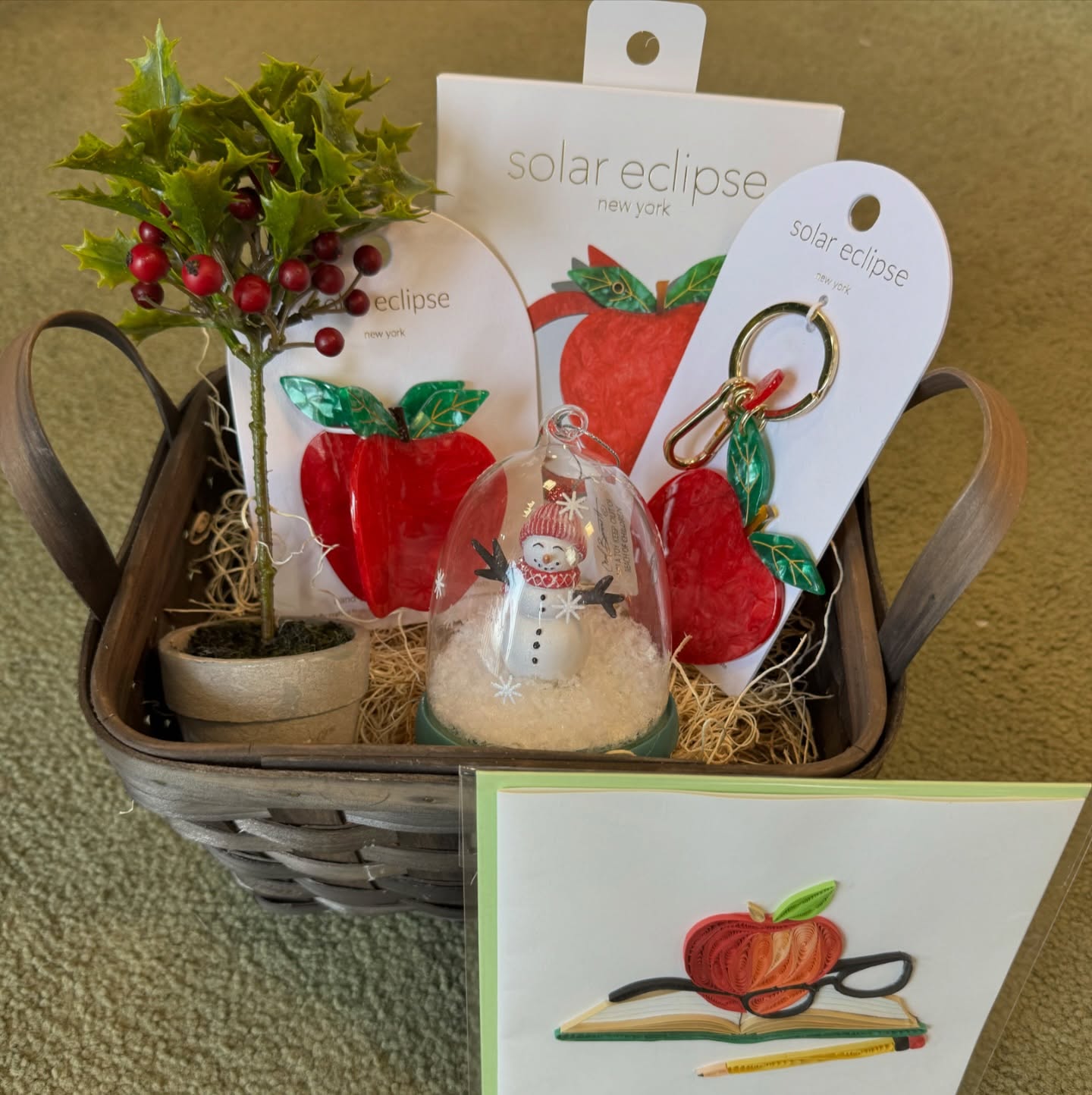 Get your teachers what they really want… a MGF holiday gift basket!!! 🤓🍎❤️
Last minute❓No problem❗️Our team can curate the basket‼️
Featuring @solareclipsenewyork Apple Claw Hair Clip, Apple Compact Mirror, & Apple Bag Charm + Key Chain and @quillingcard teacher themed card ✏️📕
#mygardenfloral #florist #pittsburgh #teachergift #gift