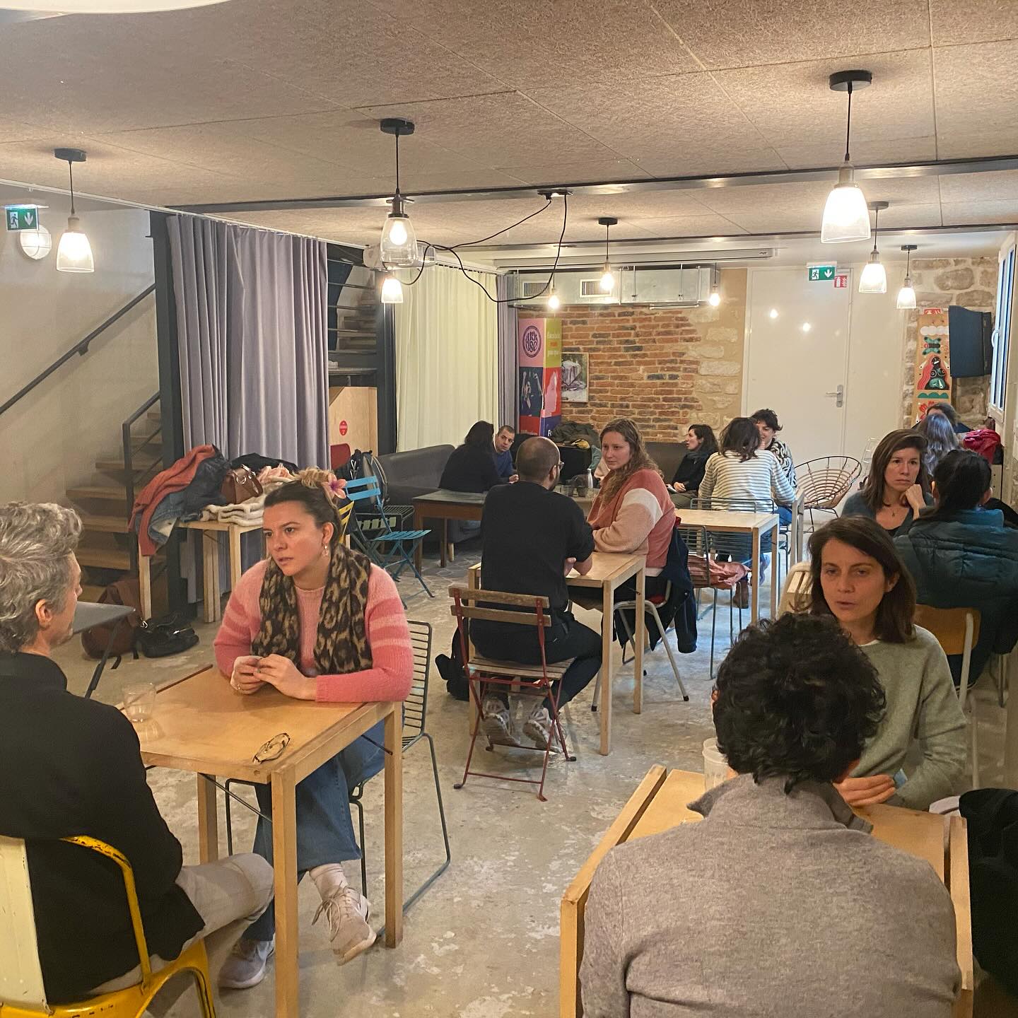 Ce mardi, nous nous sommes retrouvés avec un quinzaine de nos membres pour une nouvelle session des Rendez-vous du matin ☕️
Un moment convivial de partage et de rencontre entre scénaristes de l’association. Nous avons échangé à propos de nos parcours et de nos projets en cours, puis chacun•e a pu rencontrer successivement les différents auteurs•e•s présent•e•s en tête à tête.
Nous nous réjouissons de ce nouvel événement qui contribue à créer du lien entre les scénaristes de l’association. A très vite pour une prochaine session ✨