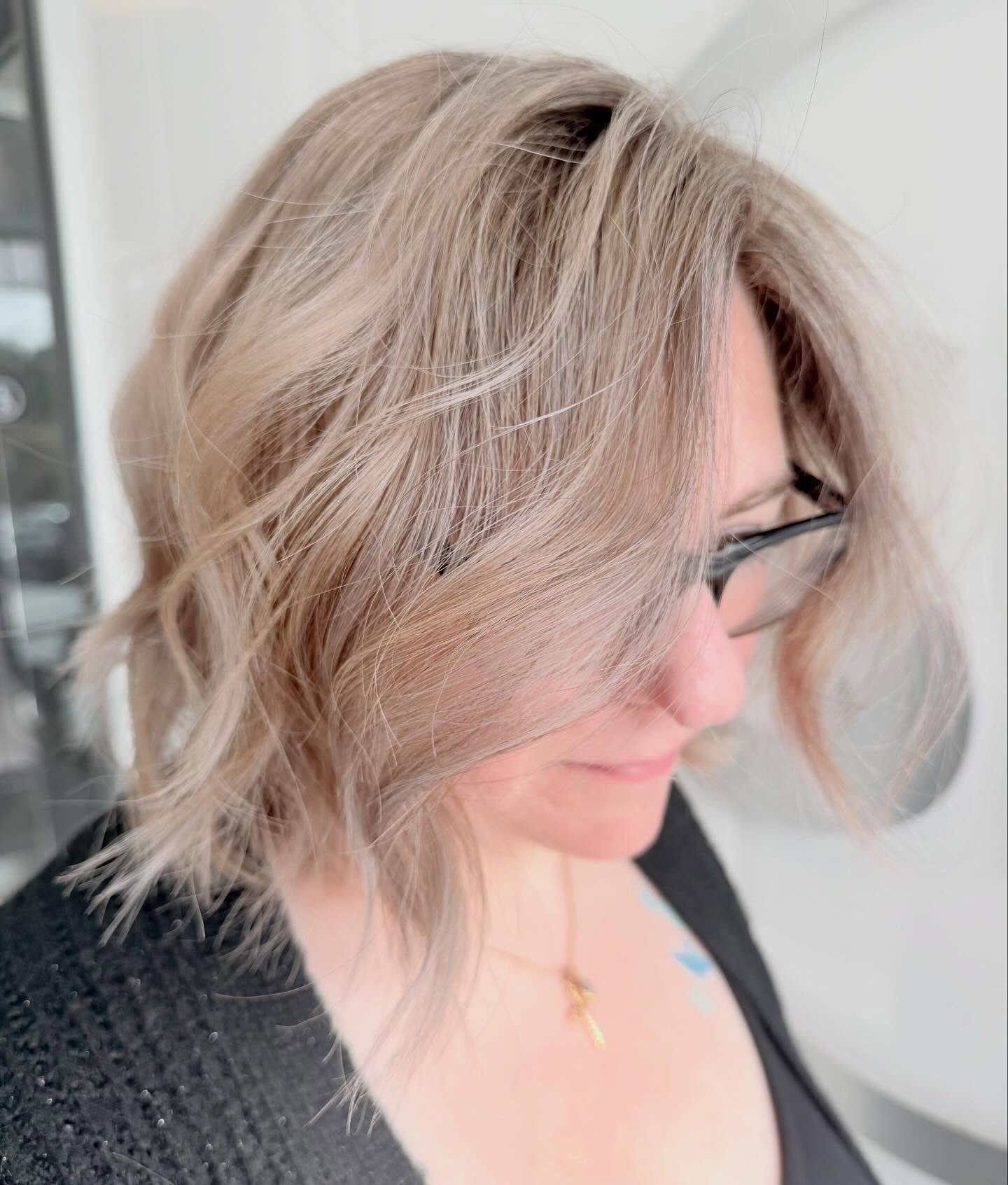 I have been so busy with all the holiday hair they I keep forgetting to take photos…much lest post!!
But can we just talk about this amazing transformation? She wanted to be as blonde as possible, and the results to speak for themselves.
#blonde #raleighhair #919hair #919hairstylist #blondeshavemorefun👱🏼♀️ #raleighsalon