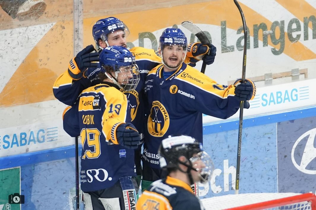 Rückblick auf den SCL-Event vom 3. November 2025
Rund 100 Mitglieder des Donnerstag Clubs Oberaargau fanden sich am 3. November im Schoren ein, wo sie von Präsident Remo Rudiger herzlich zum MyHockey League Spiel SC Langenthal vs. EHC Wetzikon begrüsst wurden.
Ein besonderes Highlight bildeten die spannenden Einblicke von Walter Ryser, Präsident des SC Langenthal, der uns kenntnisreich über die aktuelle Situation der MyHockey League und des Clubs informierte. Danke Wale für deine inspirierenden Worte!
Nach einem gemütlichen Apéro und einem feinen Käsefondue genossen wir ein packendes Eishockeyspiel: Der SC Langenthal setzte sich mit einem deutlichen 7:3-Sieg gegen Wetzikon durch. Auch wenn zwei Treffer ins leere Tor das Resultat etwas klarer erscheinen lassen, war der SCL an diesem Abend zweifellos der verdiente Gewinner.
Zum Schluss ein grosses Dankeschön an das gesamte Team des Restaurants Time Out – es het super gschmöckt! #sclangenthal #donnerstagclub #oberaargau #eishockey #myhockeyleague