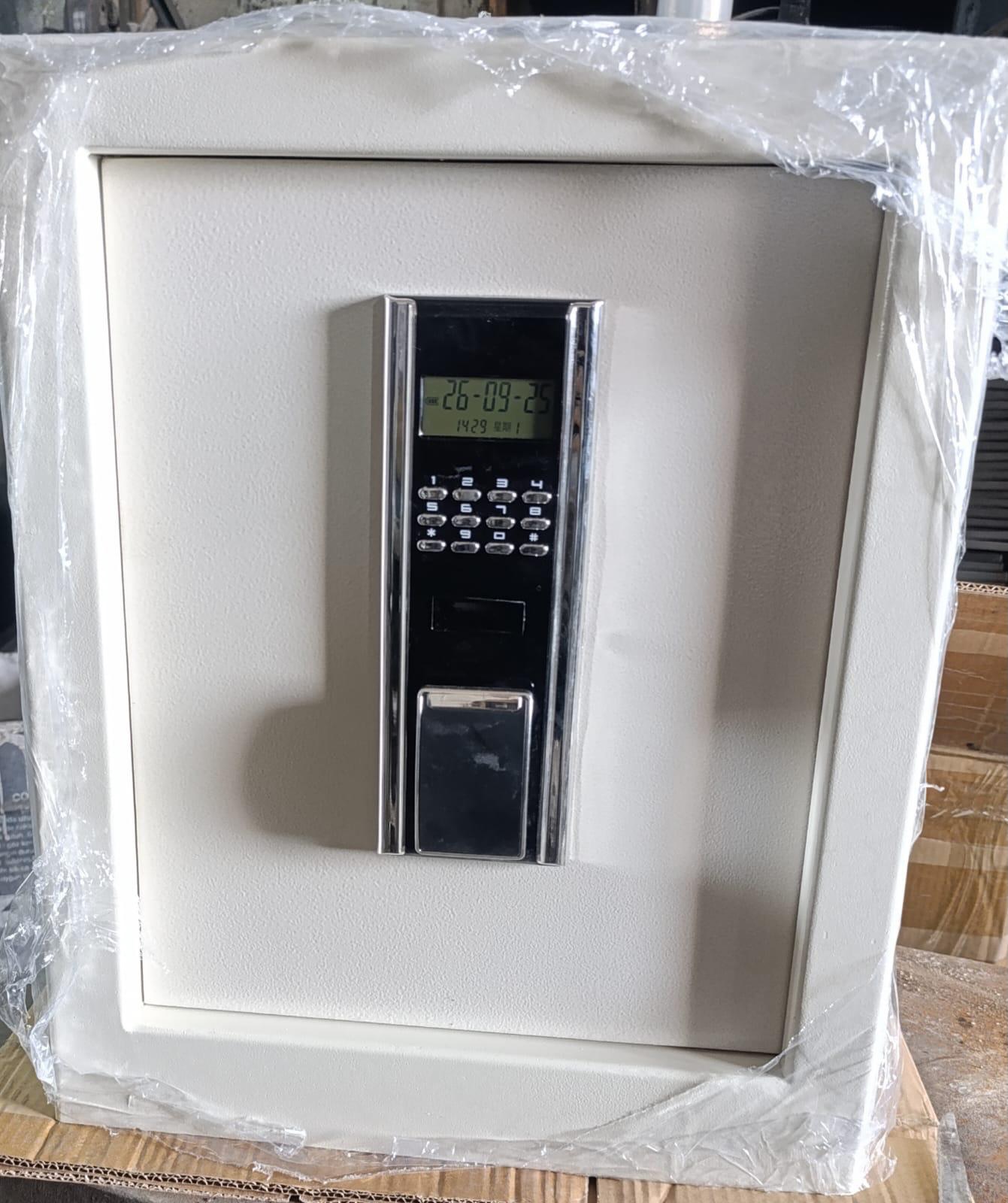 Özel şifreli kasalarımız 55cm Boy 42cm En 36cm Derinlik ile gizli bölmeli çelik kasamız. #çelikkasa #kasa #güvenliksistemi #evkasa #evgüvenliği
#işyerigüvenliği #gaziantep #gaziantepkasa #kasanedir
#yangınkasası #çelikgüvenlik