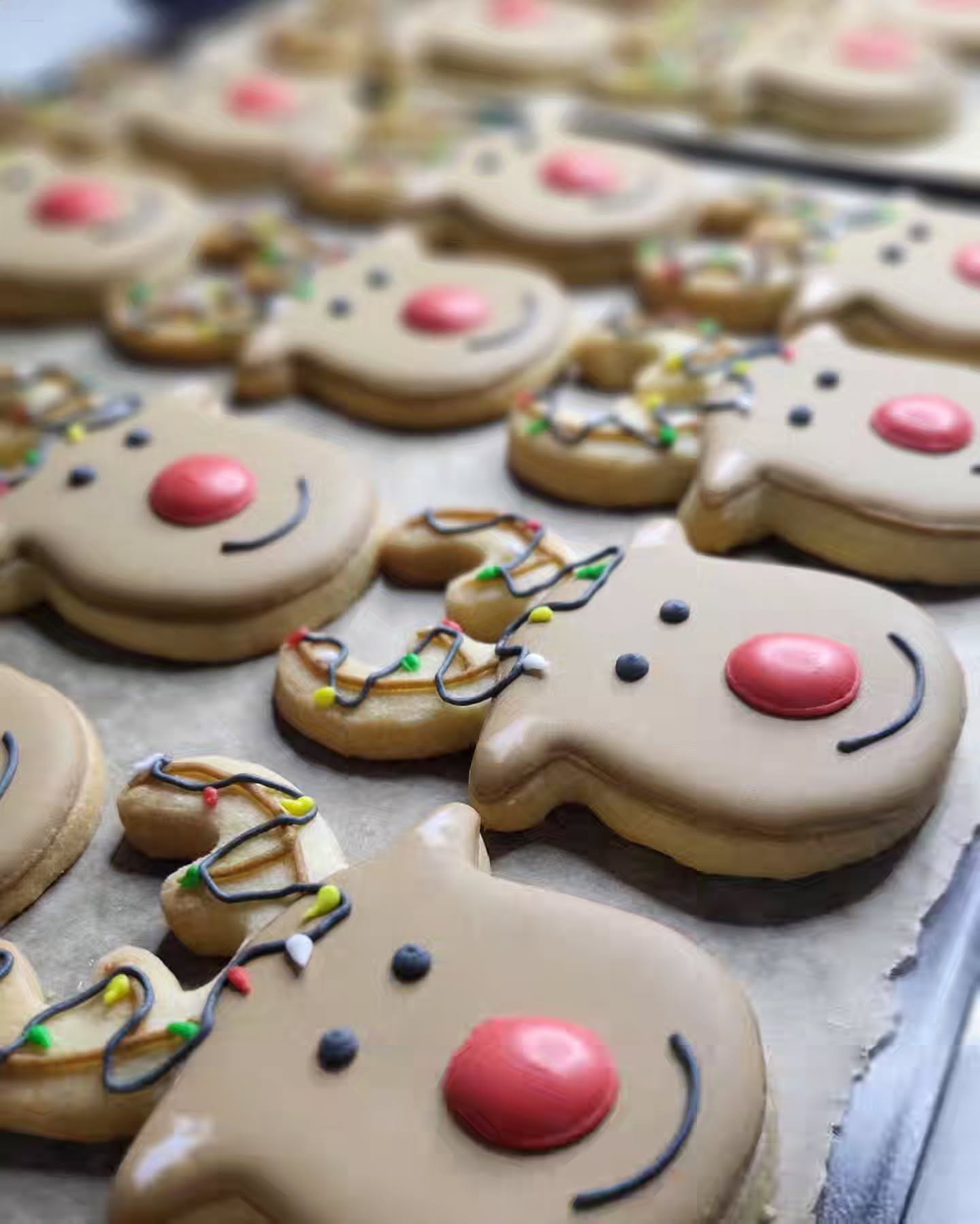 Rudolph squad is officially reporting for duty!
My kitchen is now a reindeer factory. 😂🦌
A batch of happiness from my kitchen to yours 💕
#bakersofinstagram
#instacookies
#holidaytreats