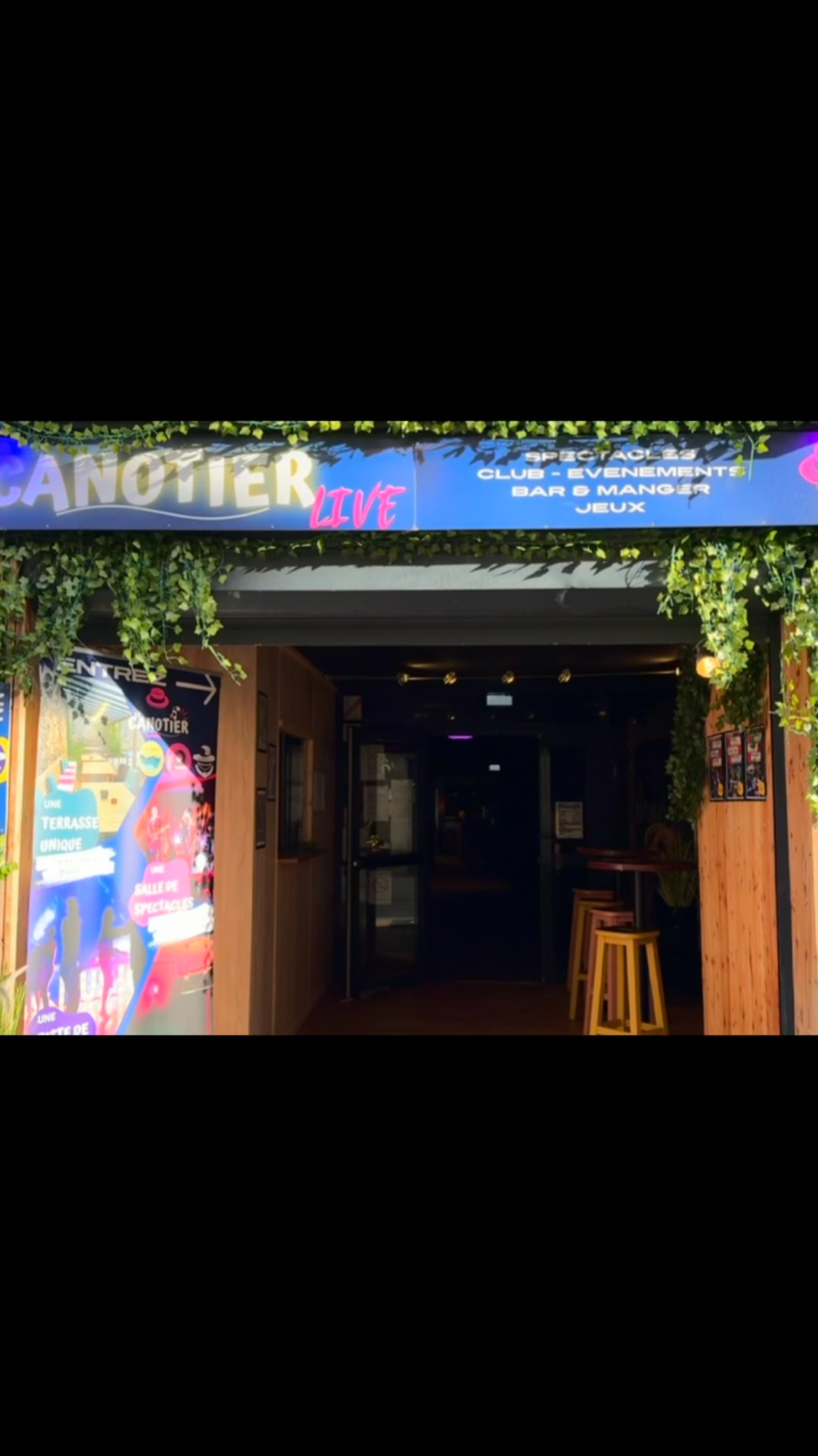 💛 Le refuge de vos soirées à Aurillac.
Parfois, on ne sait plus vraiment où aller.
Alors on finit par ne plus sortir du tout.
Trop de bruit. Trop de monde. Trop de tension.
Pas assez de vrai.
Ici, c’est tout l’inverse. Installez-vous.
Ici, on respire, c’est tranquille, c’est comme à la maison.
On prend le temps.
On se retrouve vraiment.
On s’assoit dans de vrais salons,
on peut parler sans crier,
partager sans se presser,
profiter sans se ruiner,
danser sans se heurter.
On partage une planche, une plat mijoté, un cocktail pensé pour nous.
On regarde un artiste tout près, comme si c’était chez des amis.
Et quand on veut célébrer ceux qui comptent,
on peut privatiser un salon, un espace ou tout le lieu :
pour un anniversaire, une soirée d’équipe, une rencontre, un moment précieux.
Parce que certains instants méritent un cadre à part.
On joue, on rêve, on se reconnecte.
Le Canot’, c’est une bulle.
Une parenthèse douce dans le tumulte.
Un refuge chaleureux, humain, différent.
Ici, on ne vient pas pour “faire la fête”.
On vient pour se sentir bien.
Un lieu où l’on se retrouve vraiment.
Comme à la maison — mais en mieux.
Avec de vrais salons cosy, des cocktails signature,
des plats chauds à toute heure, un billard entre amis,
du live intime, une terrasse unique,
et surtout… de l’espace, du calme, du vrai.
Bienvenue chez vous — ailleurs que chez vous.
💛 Bienvenue au Canot’.
Ce n’est pas un bar. Ce n’est pas une boîte.
C’est autre chose.
📍 Venez voir
Jeudi 17h–23h
Vendredi 17h–2h
Samedi 18h30–2h++
(Fermé au public samedi 06/12/25 — privatisation)
18 rue du Buis — Aurillac
Cocktails • Live intimiste • Planches & cocottes à toute heure • Billard • Terrasse
Instagram : @canotierlive
Facebook : Le Canotier Live
Site : www.lecanotier.fr
YouTube : https://www.youtube.com/@lecanotierlive
🎥 Tourné et réalisé au Canot’ avec nos vrais clients et nos vraies soirées.
https://youtube.com/shorts/9ur0JqdL-vU?feature=share