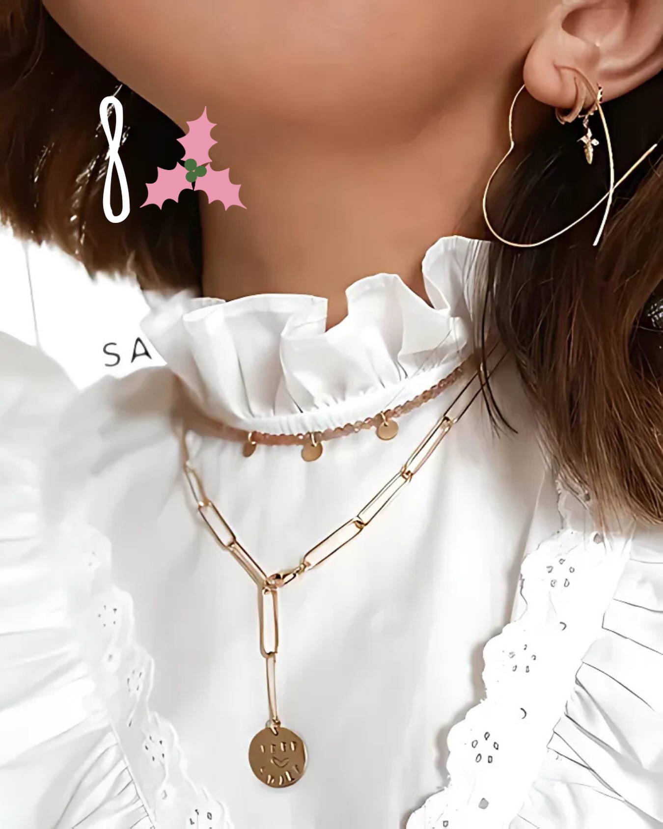 ✨ Jour 8 du Calendrier de l’Avent Elluce
À Noël, il y a celles et ceux qui vivent d’amour et d’eau fraîche…ou bien qui vivent d’amour, de chocolat chaud et de lumières scintillantes. 😉💛
Aujourd’hui, on célèbre ce qui compte vraiment :
🫂les câlins qui réchauffent,
🤭les rires autour du sapin,
🎁les petites attentions qui font battre le cœur un peu plus vite.
Nos créoles COEUR c’est exactement ça :
de la douceur, de la légèreté, et ce petit éclat qui rappelle que l’essentiel se trouve souvent dans les choses simples. ✨
À porter les jours tranquilles comme les soirées festives,
à offrir à quelqu’un qu’on aime, ou à s’offrir à soi, parce que l’amour, ça commence aussi là. ❤️
En cette saison où tout brille, on ne demande pas grand-chose :
❤️juste un peu d’amour,
⭐️quelques étoiles,
💍et un beau bijou qui raconte l’histoire.
Alors… prête à vivre d’amour (et de magie de Noël) ? 💬🎄✨
Et toi tu es à fond dans Noël déjà cette année ou pas encore? Ou pas du tout? Dis moi en 💬😘
Photo et modèle de @marjo_lbl
(il y a quelques années ❤️)
#artisane#artisanatmoderne#bijoutiere#bijouxartisanaux#creationunique#bijouxoriginaux#bijouxpersonnalisés#jaimelamer#momentsprécieux#penséespositives#hypersensibilite#êtresoimême#paumaville#chargementale#modeéthique#enfamille#hypersensible#beauténaturelle