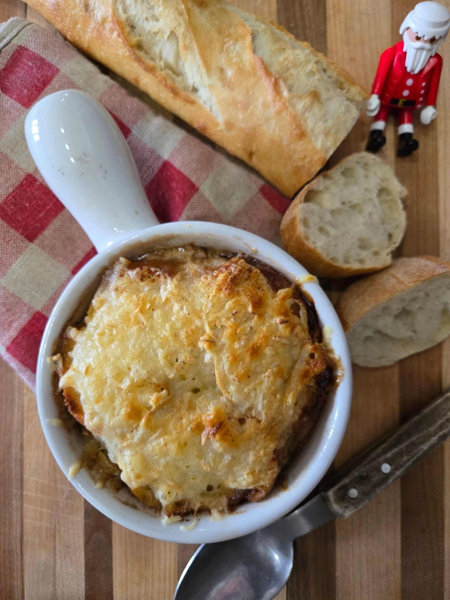 ☃️ 7 Décembre - Aujourd’hui, on te partage une recette ultra-réconfortante, parfaite pour les soirées froides (à déguster doucement parce que ça peut être chaud en ti-père noel 🎅).
On se prépare une vraie bonne soupe à l’oignon maison, riche, dorée, caramélisée… le genre de recette qui fait du bien jusque dans l’âme.
Lien recette en bio.