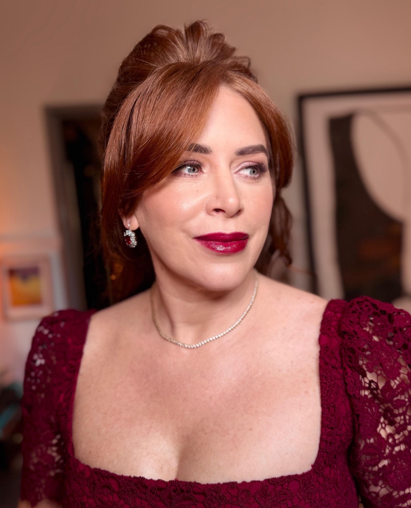 Serving holiday glam and effortless elegance. Stunning as always, sarahreed_the_red. ❤️✨
.
.
.
#eventglam #glammakeuplondon #thenomadhotelevent #thenomadhotel #klluxebeauty #luxuryevent #luxuryeventhair