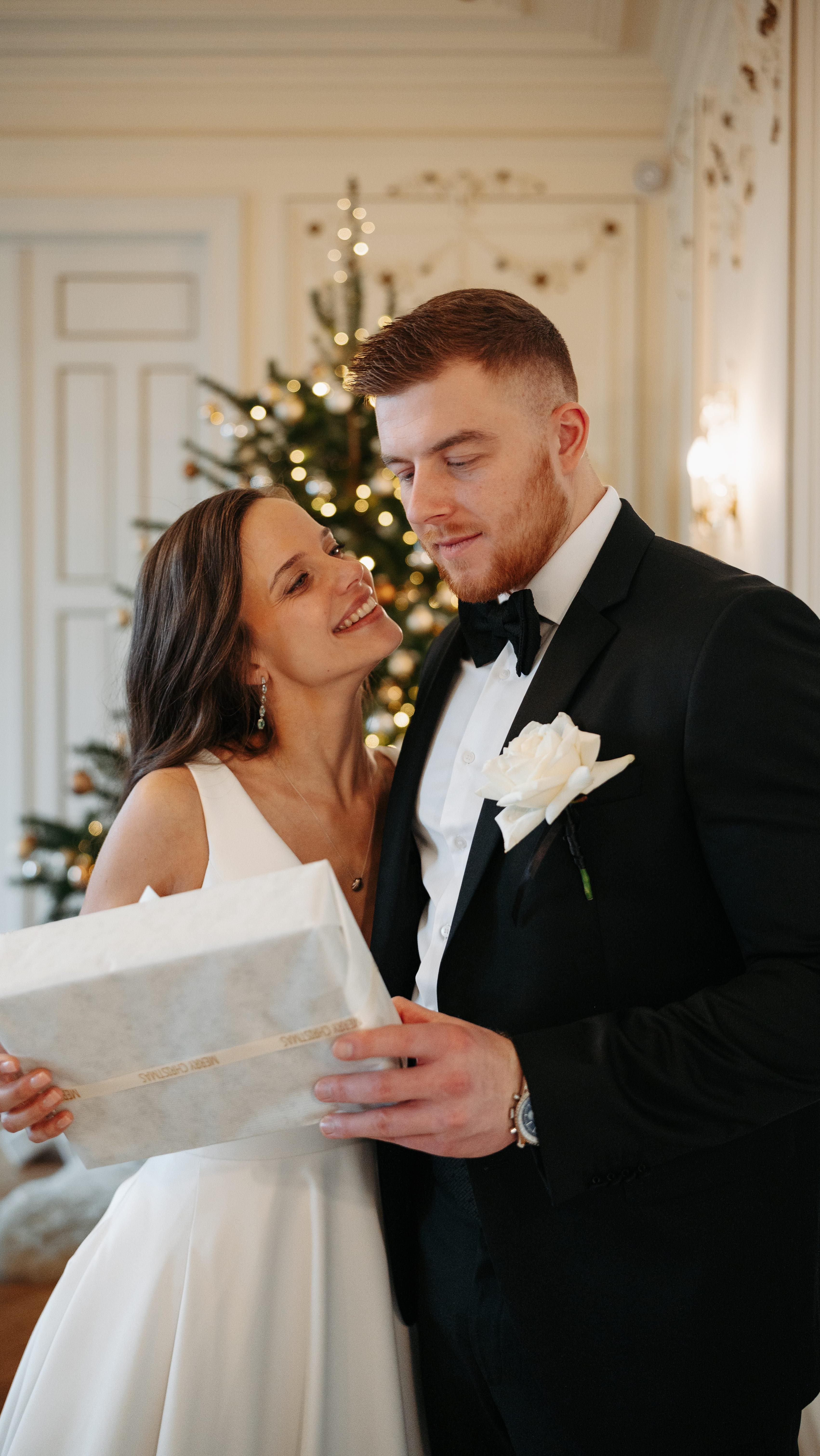 Ein gemeinsamer Schritt.
Ein Blick auf den Tisch.
Und dieser Moment, in dem alles still wird.
Vielleicht ist genau jetzt die Zeit
innezuhalten
den Lieblingsmenschen zu nehmen
und gemeinsam in die Weihnachtszeit zu gehen.
Ich wünsche euch von Herzen
innige Momente
viel Liebe
und Nähe, die bleibt.
Und wenn ihr euch verlobt
oder heiraten möchtet
schreibt mir gern. 🤍
📍 Hotel Louis C. Jacob
#lovingchristmasglow #luxurywedding #intimatewedding #editorialwedding #winterwedding #christmaswedding #timelessromance #weddingwithfeeling #exclusivevenue #hamburghochzeit #hochzeitsfotografhamburg #fineartwedding
Fotografie: @jaronkwast.photography
Konzept & Planung: @kingas_hochzeitsplanung
Location: @hotellouiscjacob
Brautmode: @truesociety_hamburg
Herrenmode: @breuninger
Styling: @salonlupke
Juwellier: @neljewelleryart
Floristik: @blumengraaf
Dekoration: @goldene.augenblicke
Papeterie: @florabelle.paperart
Videografie: @alina_zelenska_
Modelpaar : Theresa und Chris