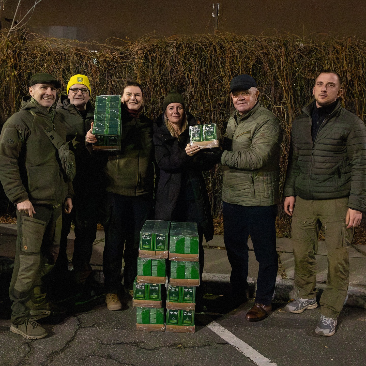 Paldies Rimi Latvija par kafiju Sarmītes vienībai ☕️☕️
Īsi pirms brauciena vienmēr apjautājamies, ko katram sarūpēt. Un nereti lūgumi ir pavisam vienkārši un konkrēti. Šoreiz no latviešu kaujas mediķes Sarmītes Cīrules atskanēja lūgums pēc kafijas.
Tā nu ar Rimi Latvija tūlītēju atsaucību piegādājām Sarmītes vienībai kafiju kādam laiciņam. Lai mazie miera mirkļi ar labu kafiju ir arī pašā frontes tuvumā 🇺🇦🇱🇻