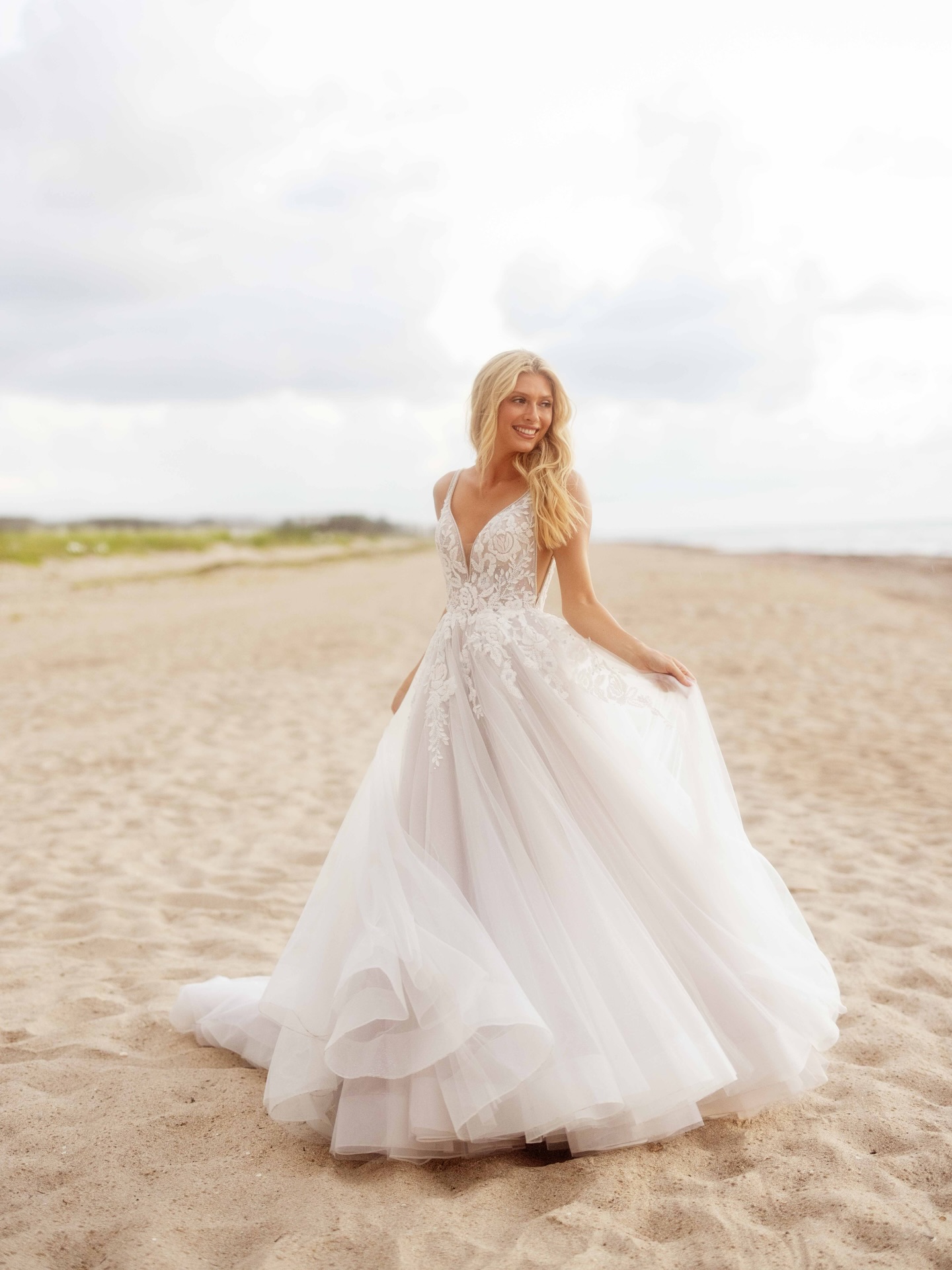 She’s pure magic✨
Dimensional florals, airy tulle, and that unmistakable Hayley Paige whimsy all coming together in a ballgown that truly feels spellbinding. Light, romantic, and made to steal the spotlight.
Try it on @senoiabridal and experience the magic in person🤍
#senoiabridal #senoiabridalco #hayleypaige #newarrival #ballgownbride #weddingdressinspo #bridalstyle #bridetobe2025 #bridetobe2026 #couturebride #georgiabridalshop #atlantabride #southernbride #thebridalexperience