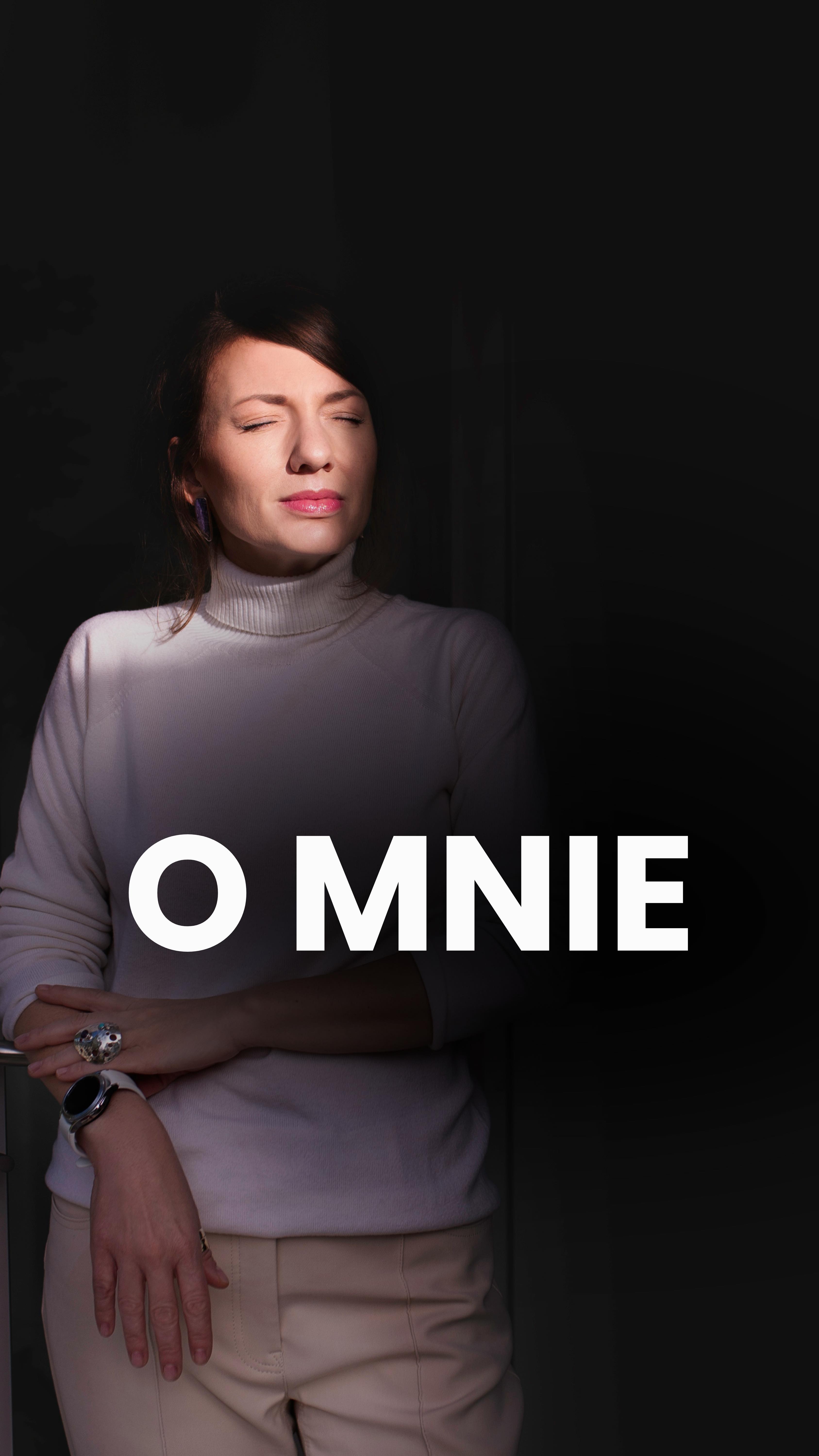 Podobno trzeba mieć na profilu rolkę, która jasno mówi o tym kim jesteśmy. Cóż, zbyt głęboko wchodzić nie będę ale z przyjemnością informuję, że jestem projektantką biżuterii i złotniczką. Mieszkam i pracuję w Toruniu, ale realizuję zlecenia z całej Polski. Praktykuję tradycyjne złotnictwo, uwielbiam mocne kolory i zderzenia przeciwstawnych struktur. Staram się dokonywać wyborów, które nie szkodzą ludziom i środowisku, pomagać kobietom w podkreślaniu ich wewnętrznej wrażliwości i mocy.
Jeśli te wartości są bliskie i Tobie, zostań ze mną na dłużej.
#bizuteriaunikatowa #bizuteriaautorska #bizuterianazamówienie #bizuteriaartystyczna #kolorowabiżuteria