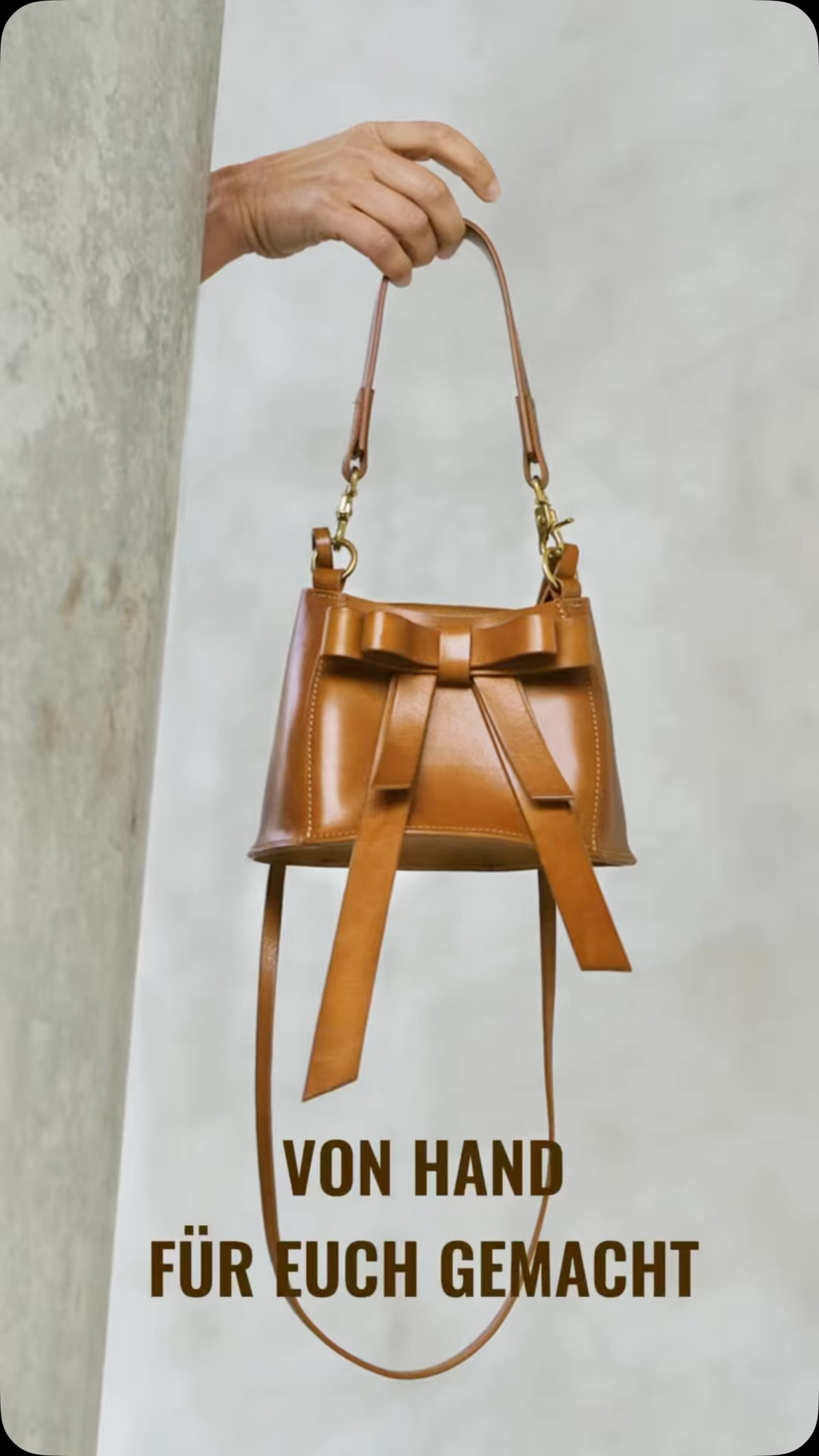 Was ihr hier in Sekunden seht, entsteht mit viel Konzentration und Liebe zum Detail.
Vom Design über die Schnittentwicklung, die Aus#wahl und den Zuschnitt unseres pflanzlich gegerbten Leders bis hin zum Fertigungsprozess- nähen, schleifen, formen-
so entsteht unsere Schleifentasche Rubin von zA.ell. Ein besonderes Handwerk mit Präzision.
Mehr Farben in unserem Shop.
#handwerk
#ledertasche
#taschenmanufaktur
#slowfashion