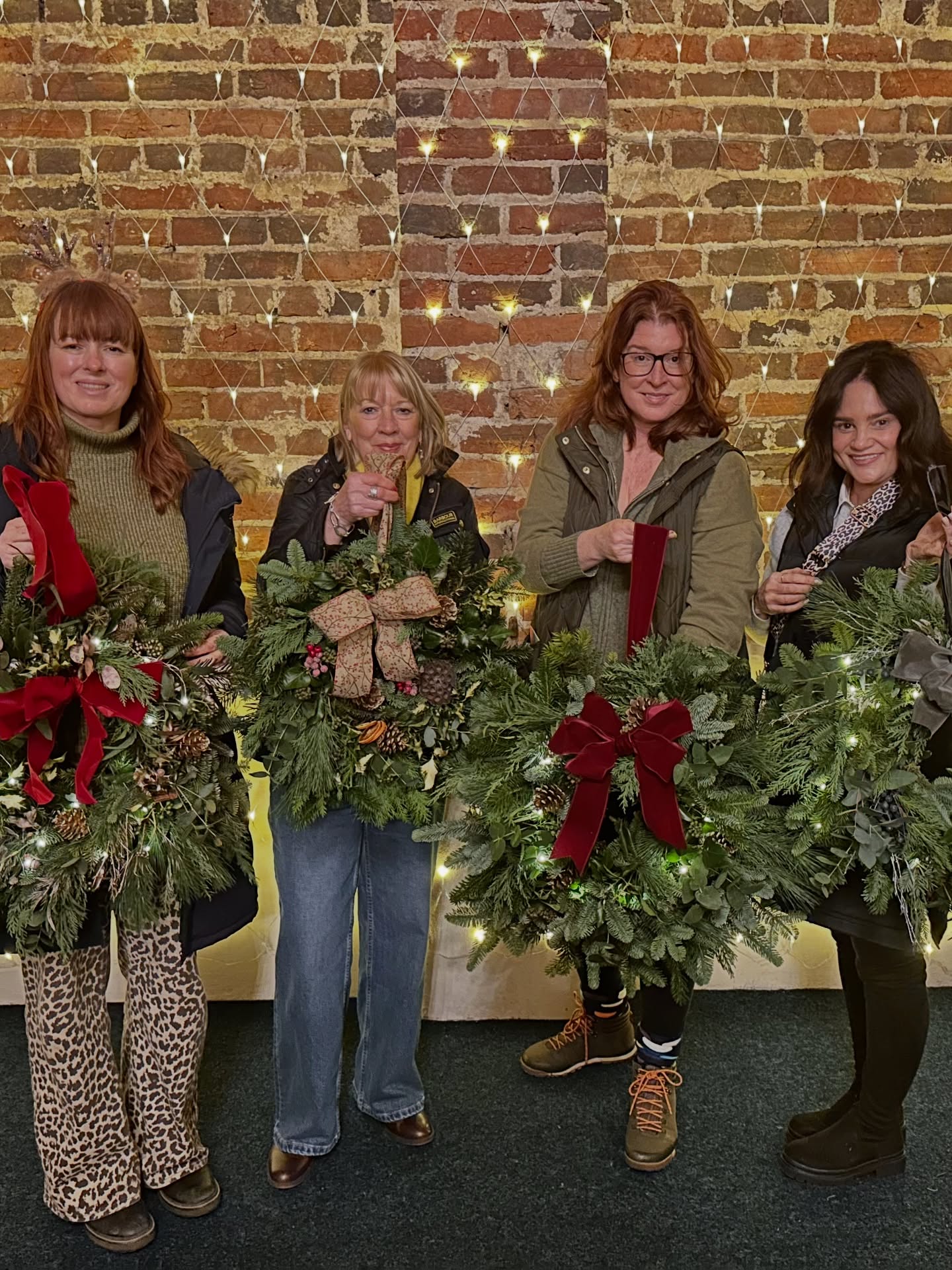 What a fantastic weekend at @newtonparkbarn for our first workshops of the season. Everyone left feeling festive , proud and happy - our job is done! The reason we love what we do is the happiness in people’s faces when they create something they love. We had lots of regular faces who said they created their best yet and newbies who were surprised at their new skills.
🌲
Let’s the festive season begin!
🌲
#wreathworkshop #feelingfestive #festiveseason #christmaswreath
