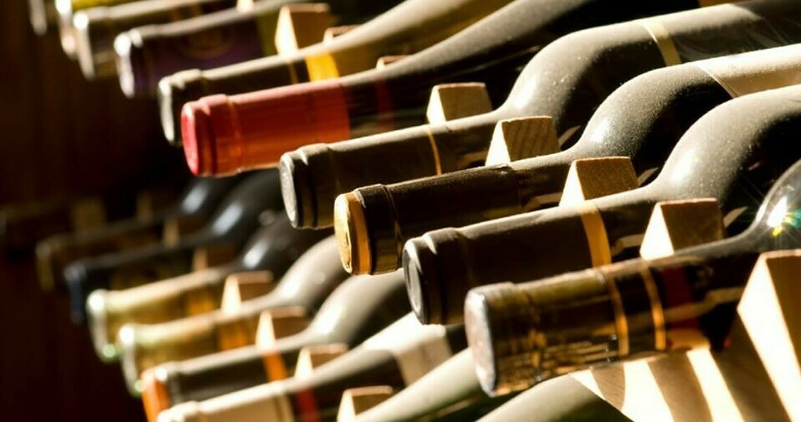 20* Giorno di Avvento
▪️La temperatura di conservazione del vino
C’è un principio fondamentale che accomuna tutte le tipologie di vino – bianchi, rossi, rosati e Champagne – ed è la temperatura di conservazione. Per preservarne integrità, equilibrio ed evoluzione nel tempo, il vino dovrebbe riposare a una temperatura ideale attorno ai 12 °C, costante e senza sbalzi.
Non è tanto il freddo o il caldo in sé a danneggiare il vino, quanto le variazioni improvvise, che possono alterarne l’evoluzione, accelerare l’invecchiamento o compromettere profumi e struttura. Una temperatura stabile permette al vino di maturare lentamente, rispettando il lavoro del vignaiolo e l’identità del territorio.
Che si tratti di una bottiglia da bere giovane o di un grande vino da attendere, il principio resta lo stesso: stabilità, calma e tempo. È così che il vino conserva la sua voce più autentica, pronta a raccontarsi al momento giusto.
Un piccolo gesto di attenzione che fa una grande differenza nel calice.
Vuoi un consiglio su come conservare al meglio i tuoi vini?
Scrivici 👇