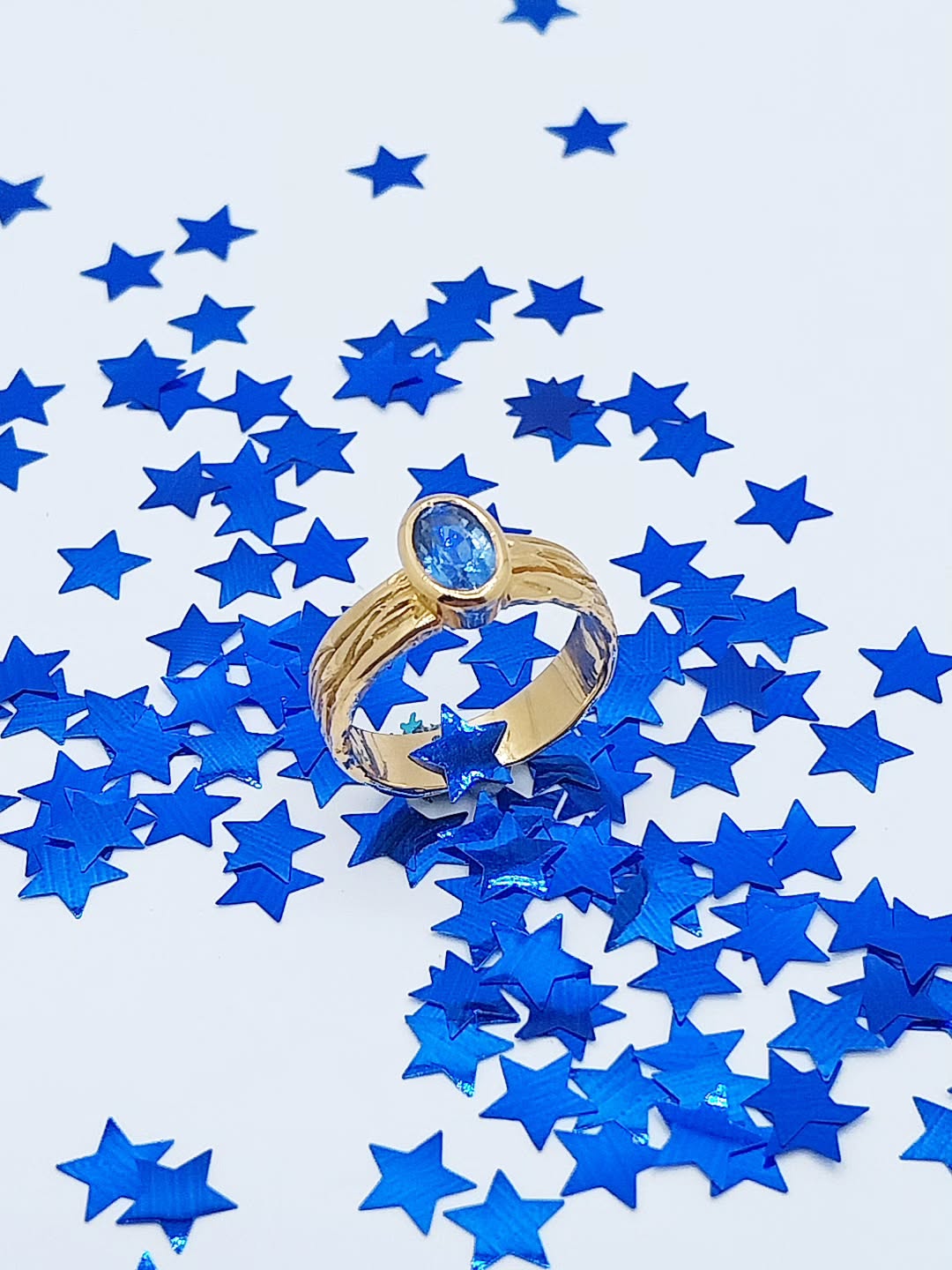 Last minute kerstcadeau? 🎄✨
Geen paniek, ik ben er nog!
Heb je nog geen kerstcadeau? Goed nieuws: ik ben hier nog vandaag, morgen én woensdag om de laatste stuks af te werken.
Je kan dus nog perfect iets moois uitkiezen met blijvende waarde.
Ga voor:
• ✨ een paar oorbellen
• 💎 een bijzondere edelsteen
• 🎁 of een cadeaubon (altijd een schot in de roos)
Last minute, maar wél met liefde gekozen.
Zo ligt er toch iets speciaals onder de kerstboom 🎄💖
#goudsmid #duurzaamjuweel #juweelontwerp #goud
#uniekejuwelen juwelenontwerp antwerpgold costummade juwelenopmaat goudsmid kooplokaal vakmanschap goudsmidatelier
shinebright belgischontwerp kapellen
geboortesteen maatwerkjuwelen
maatwerk juweelontwerp jijbentgoudwaard
handmade jewelrydesign handmadejewelry
goudsmidantwerpen yourpersonalgoldsmith brasschaat maatwerk costummade