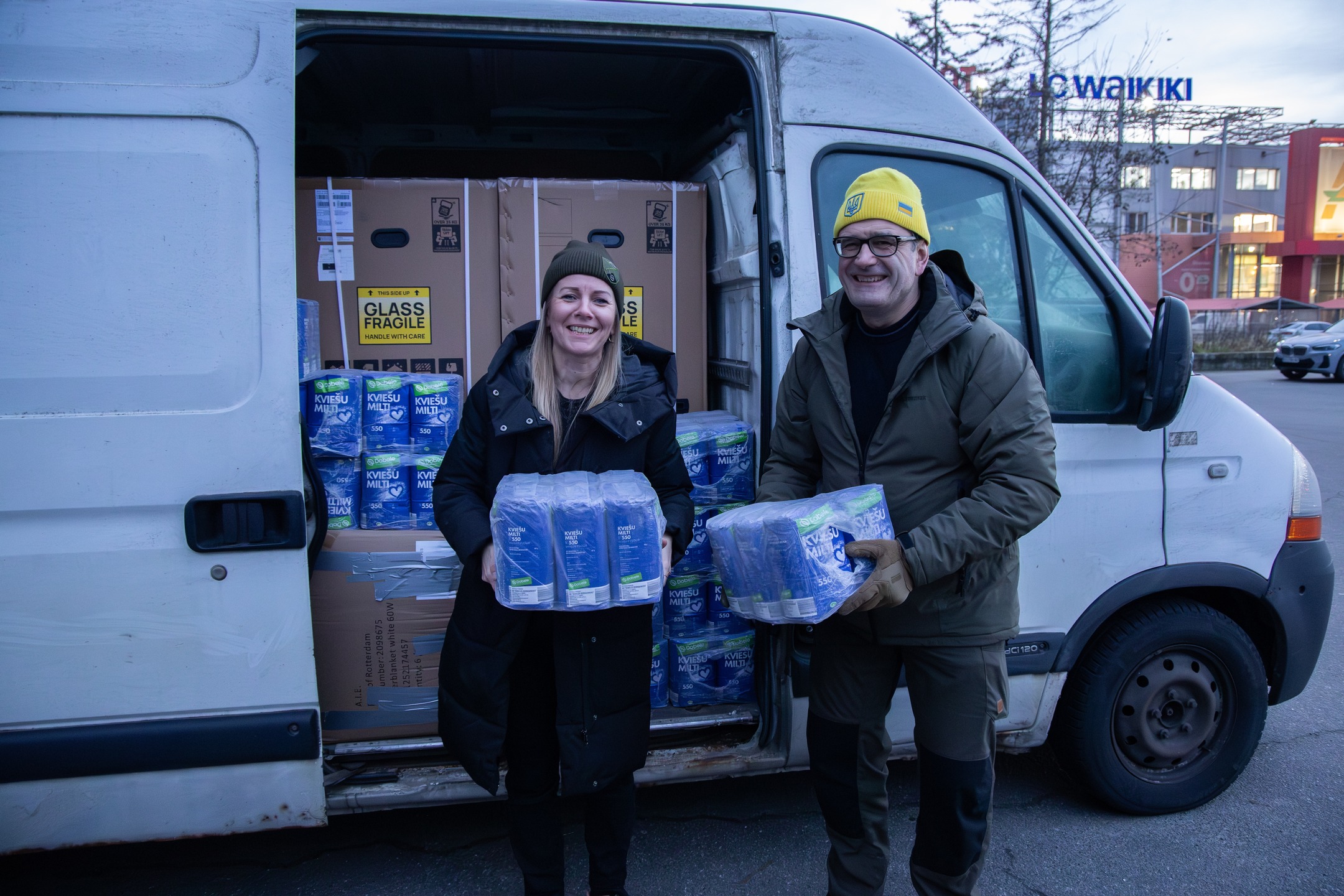 Iedomājieties dzīvi, kas jāturpina zem raķetēm un aviobumbām. Jau daudzas vietas, ko sauci par mājām, palikušas aiz muguras, jo nācies tās pamest dēļ frontes tuvuma. Bet te neliels brīnums - sirsnīgi cilvēki izcep svaigu un smaržīgu maizi no Latvijas miltiem kādā no piefrontes pilsētām 🇱🇻🇱🇻
Bieži brīnumam nevajag daudz - mīlestību, līdzjūtību un rūpes par citiem💙💛 Paldies Dobeles dzirnavnieks 🇺🇦🇺🇦