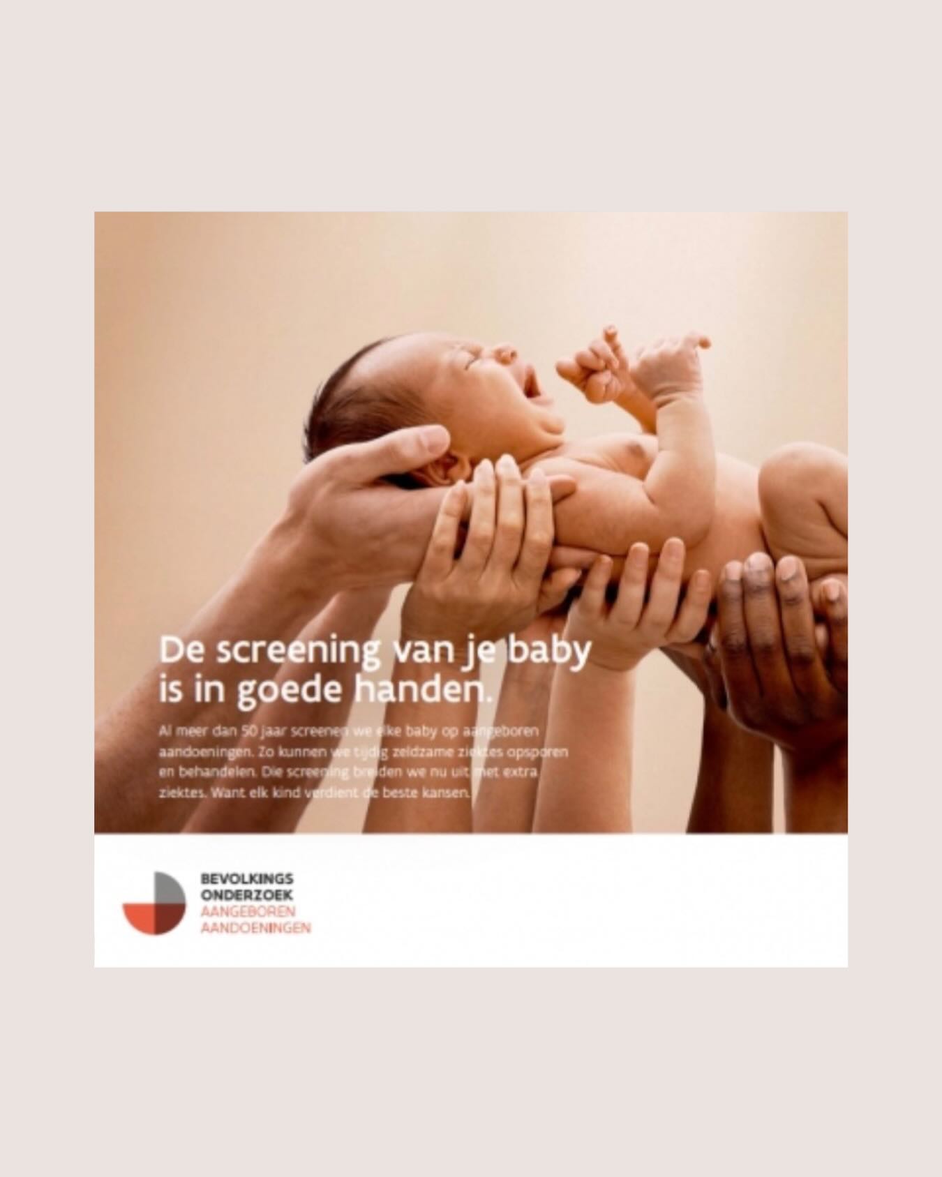 🔬 Wat is de neonatale screening in Vlaanderen
Bij pasgeborenen in Vlaanderen wordt standaard een kleine bloedtest gedaan — vroeger “hielprik”, nu meestal “handprik” — tussen 48 en 96 uur na de geboorte. 
Die test screent op een reeks zeldzame, maar ernstige aangeboren aandoeningen. 
⸻
✅ Waarom is het belangrijk
• De screening is gratis voor alle ouders. 
• Bij “normaal” lijken baby’s gezond — sommige ziektes geven pas later symptomen. Dankzij screening kunnen deze aandoeningen vroege opsporen waardoor een tijdige behandeling mogelijk is. 
• Zo krijgen veel kinderen meteen vanaf het prille begin de beste kans op een goede ontwikkeling. 
⸻
🧪 Waarop wordt er gescreend
In het huidige programma (Bevolkingsonderzoek Aangeboren Aandoeningen in Vlaanderen) zitten diverse zeldzame aandoeningen, waaronder — maar niet beperkt tot — Phenylketonurie (PKU), stofwisselingsziekten, hormonale stoornissen, en andere ernstige erfelijke ziektes. 
Het aantal opsporbare aandoeningen is in de afgelopen jaren uitgebreid — de screening biedt nu bescherming tegen meer aandoeningen dan vroeger. 
⸻
❤️ Wat dit betekent voor jou als (toekomstige) ouder
• Je baby heeft vanaf de eerste dagen automatisch een gratis screening — je hoeft zelf niets extra te regelen.
• Dankzij de screening krijgt je kind bij diagnose snel zorg of begeleiding — zodat mogelijke gevolgen beperkt kunnen worden.
• De screening geeft je extra geruststelling: je doet er alles aan om je baby de beste start te geven.