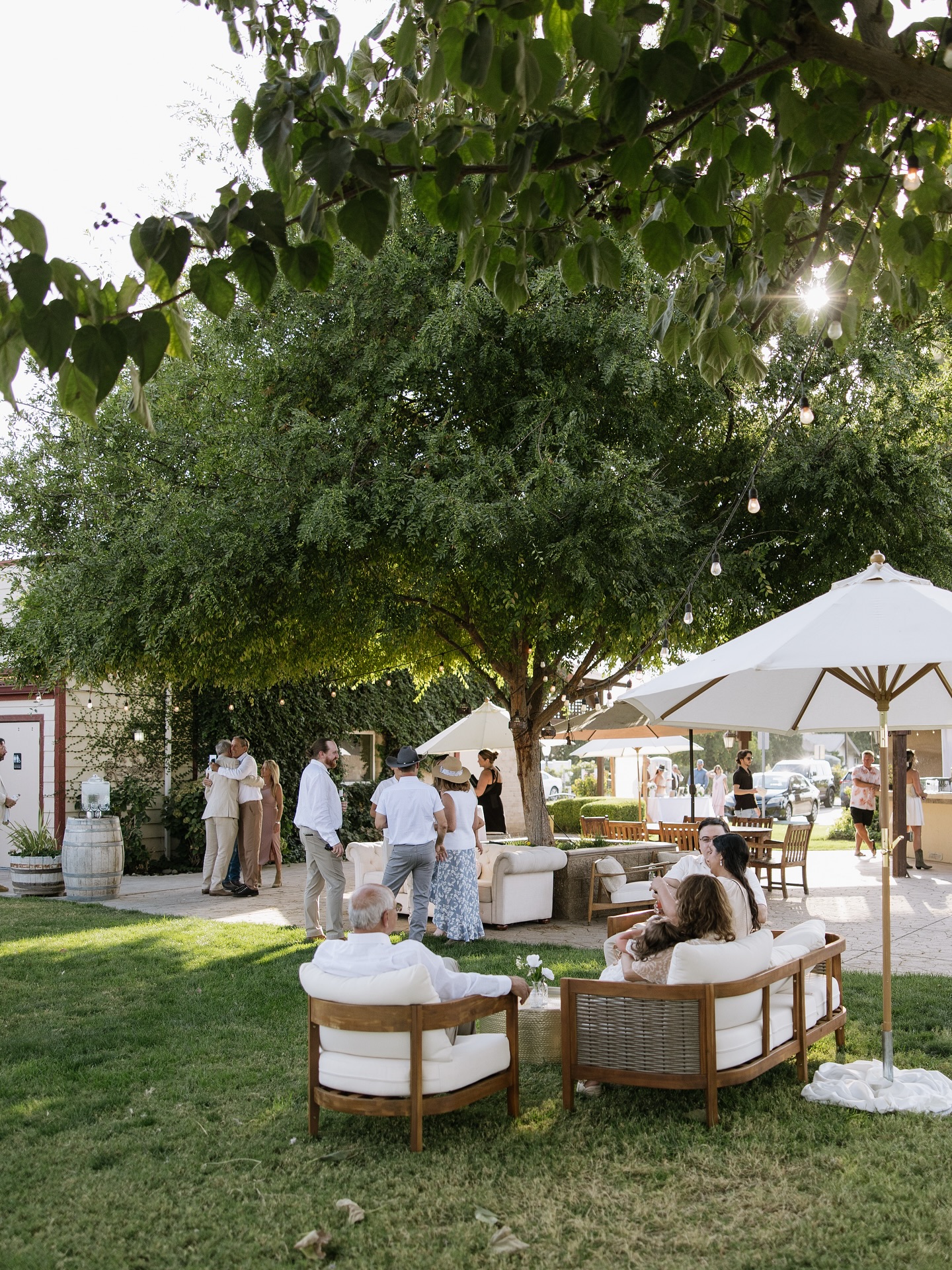 Really, REALLY missing fall weddings and the sunshine. Tell us how much you’re loving matching sets because we’re LOVING THEM: Dormer chairs paired with Leven sofas 👌🏽 #stockroompicks #weddingrentals #weddinglounge