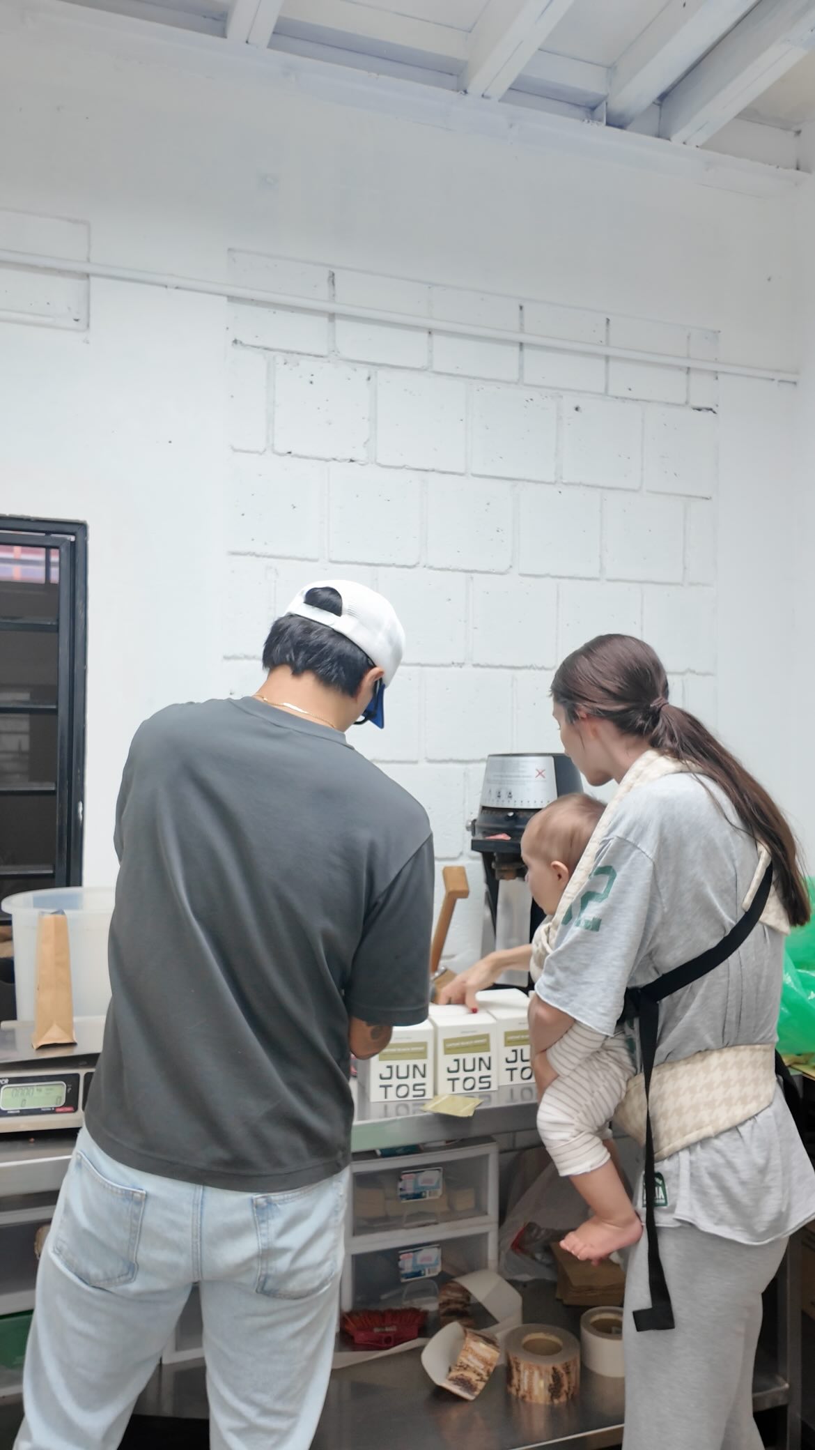 What Juntos means to us:
working together, honoring the process, and caring deeply about every detail.
From our hands to yours — this is Juntos. ☕️🤎
#juntoshouseofcoffee #familybusiness #costaricancoffee #familyrun #costaricacoffee #specialtycoffees #detailsmatter