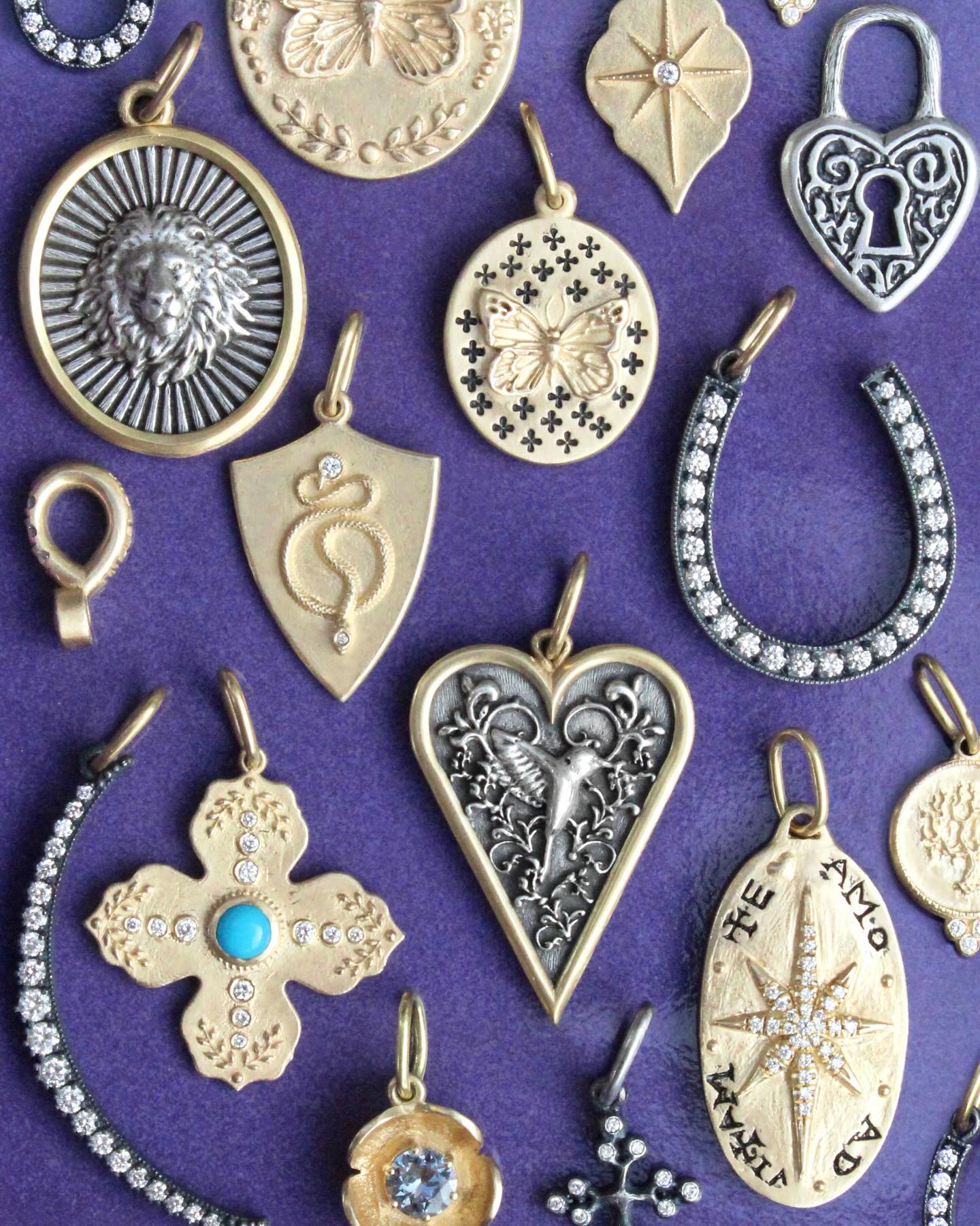 ✨NEW @ericamolinarijewelry✨Just in time for jolly old St Nick to make his rounds 😏🎄.
#stylebymax #lovegold #jotd #furureheirlooms #gold