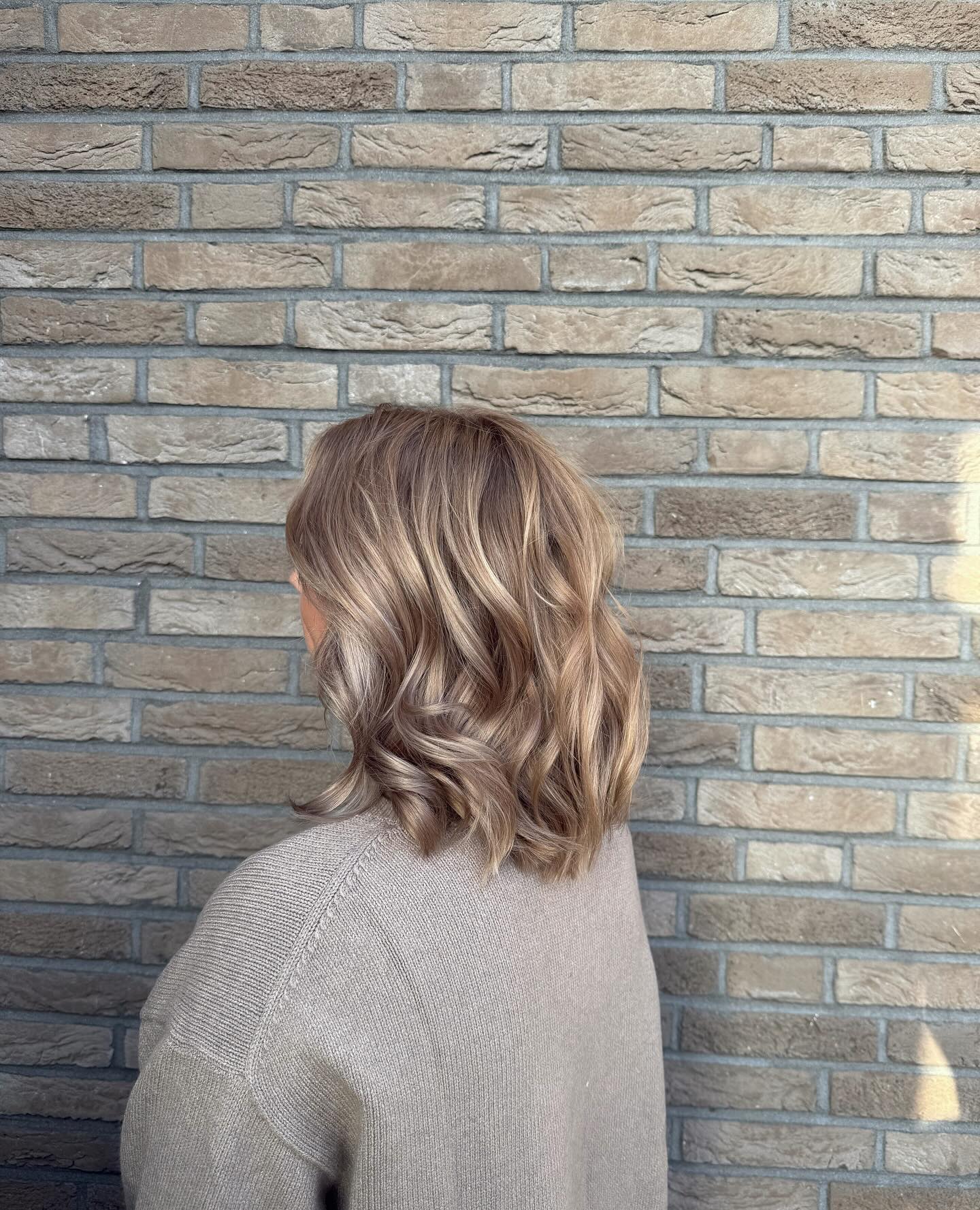 Beige blond dat weer mag stralen. ✨
Met Color Me lowlights heb ik meer diepte gecreëerd, daarna alles verzacht met een toner, en natuurlijk een lekker stuk eraf geknipt, frisse shape.
#beforeandafter #kmhair #kmlove #colorme #kevinmurphy
