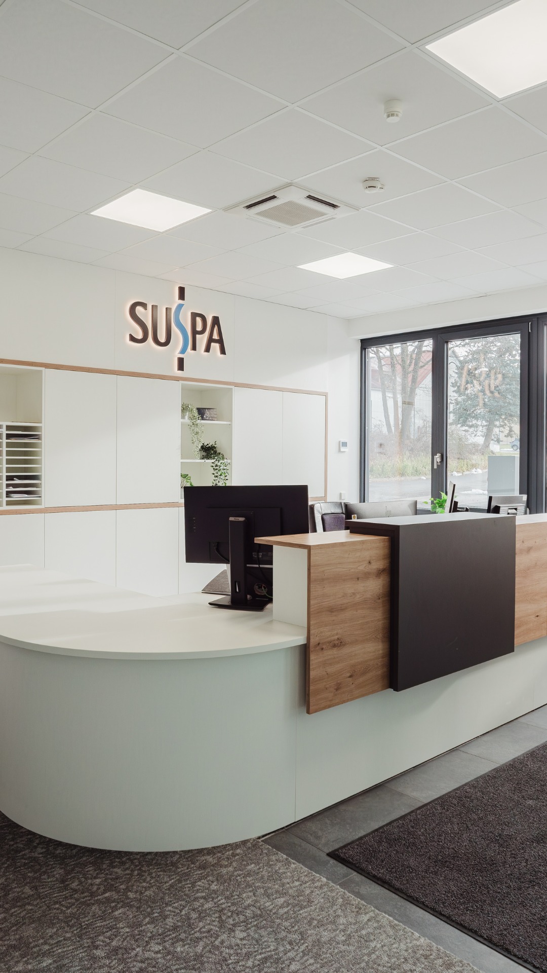 Weitere Einblicke in die neu gestalteten Arbeitsbereiche bei SUSPA in Altdorf.
Durchdachte Raumkonzepte, klare Strukturen und Details, die den Arbeitsalltag unterstützen. 🏢
#WorldOfOffice #SUSPA #Arbeitswelten #Bürogestaltung #OfficeDesign #WorkplaceConcept #Innenausbau #Büroeinrichtung #ModerneArbeitswelt