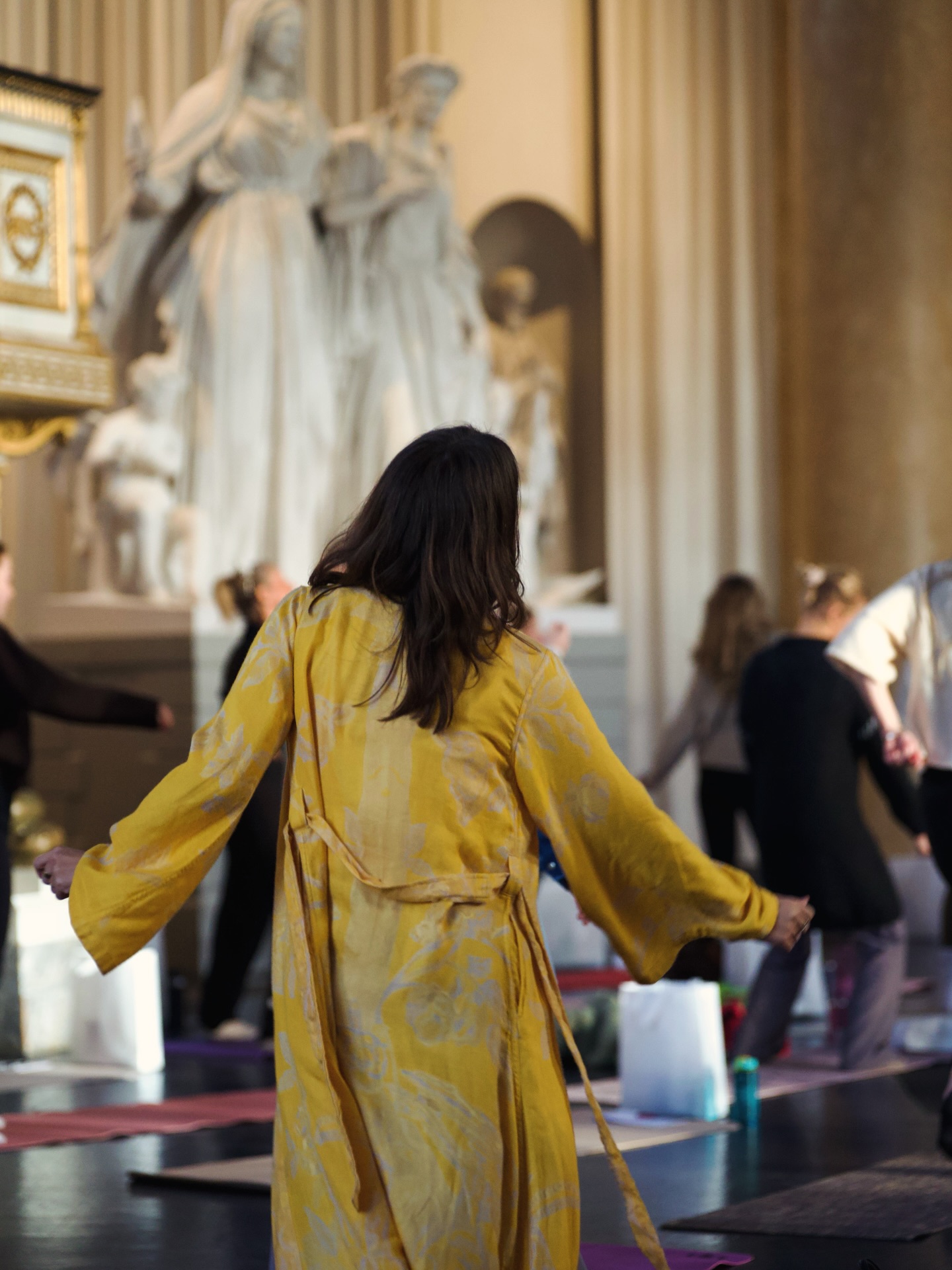 Låt oss ta tillbaka vår sensuella gudinna 💫
Vi lever i en värld där vi fortfarande hyllar görandet – där ”ha många bollar i luften” är ett kvitto på vår prestation.
Men vår feminina energi – där finns det en skatt. Den är i det mjuka. I det intuitiva. I det mottagande.
I vår kraft att känna, skapa och vara.
Hur hittar vi dit?
Genom att sakta ner. Andas hela vägen ner i magen. Släppa taget. Genom rörelse utan prestation.
MEN vi hittar även dit genom att sätta på ”I wanna dance with somebody” och dansa like no one is watching! Släpp henne FRI. Din inre gudinna. 🌟
Välj att njuta av livet! Det långsamma, sensuella men också det riktiga. När var det senaste gången du njöt av något, på riktigt?