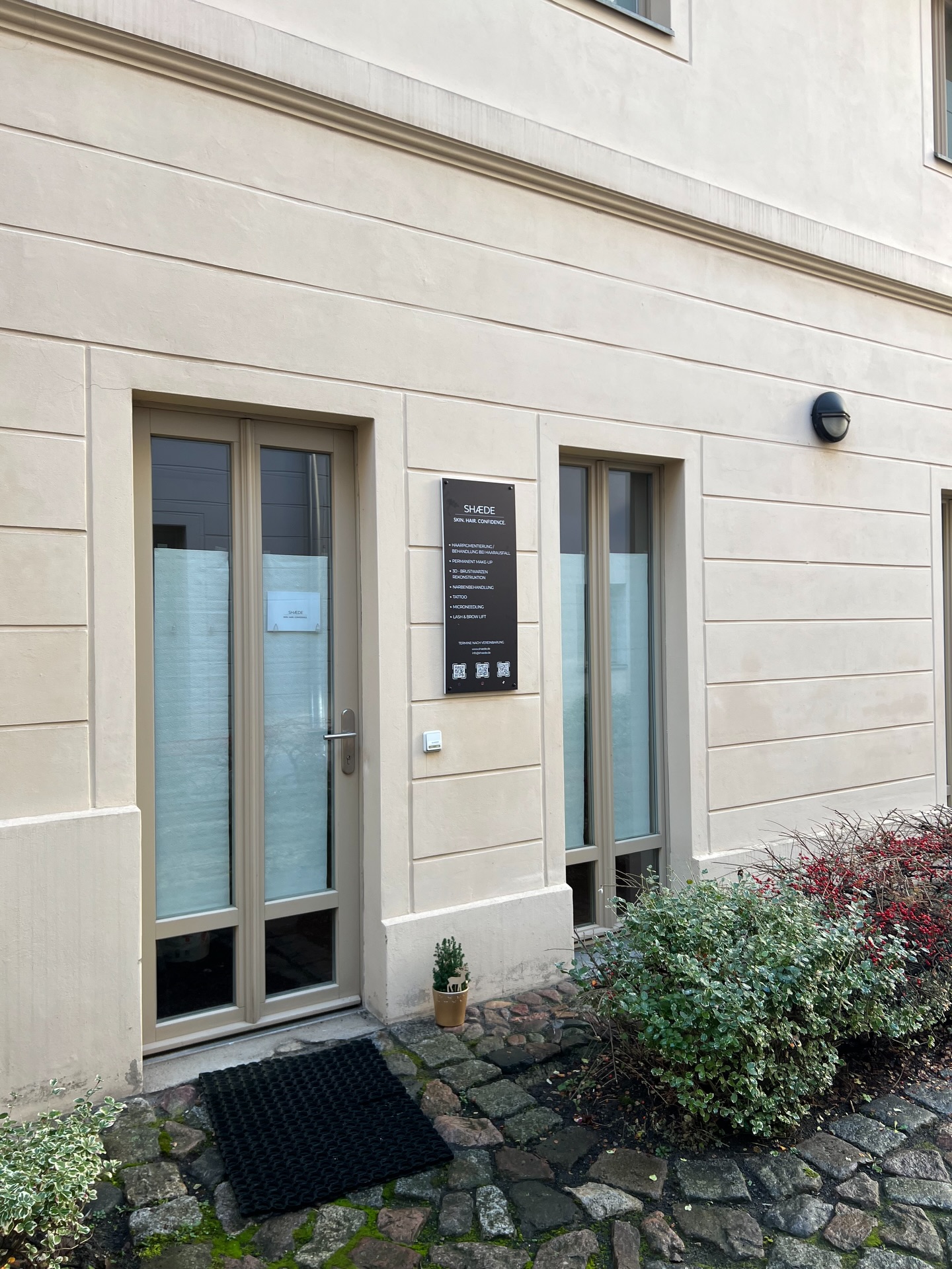 Das hier ist der Teil, den niemand sieht.
Von außen sieht man ein neues Schild. Eine Tür. Ein Name.
Aber wer mich bucht, bucht nicht einfach einen Laden.
Sie buchen die Geschichte dahinter.
Die Nächte, in denen ich Entscheidungen getroffen habe, die niemand für mich traf.
Die Tage, an denen ich zwischen Bundeswehr, Fortbildungen, Kunden, Renovierung und unzähligen Hürden stand und trotzdem weitergemacht habe.
Die Gespräche mit Menschen, die meine Preise diskutieren, ohne zu sehen, wie viel Verantwortung, Wissen, Investition und Mut dahintersteckt. Weil viele nicht verstehen: Man eröffnet keinen Laden „einfach so“.
Das ist der Teil der Selbstständigkeit, den niemand postet. Der Teil, der passiert, wenn die Tür geschlossen ist.
Und trotzdem: Stolz zu sein fällt mir schwer.
Weil mein Kopf immer schon beim Nächsten ist und weil ich selten innehalte und realisiere, wie weit ich in so kurzer Zeit gekommen bin.
Aber heute halte ich einen Moment an.
Weil dieses Schild draußen nicht „fertig“ bedeutet.
Sondern: weiter. wachsen. wirken.
Ich baue gerade kein „kleines Beauty-Ding“ auf.
Ich baue eine Marke.
Einen Ort, der Menschen verändert.
Ein Studio, das Qualität vor Quantität stellt.
Einen Standard, den es so hier in Potsdam noch nicht gab.
Es ist der Beweis, was passiert, wenn man aufhört, sich kleinzumachen und anfängt, sich ernst zu nehmen.
Wer zu mir kommt, bekommt nicht ein bisschen Beauty.
Sondern Expertise, Präzision, Verantwortung und eine Frau, die ihren Weg wirklich geht.
Auch wenn er steinig war.
Gerade deshalb.
Wenn du das erste Mal durch meine Tür kommen möchtest – der Terminkalender ist online verfügbar. Link in Bio.
#potsdam #shæde #smp