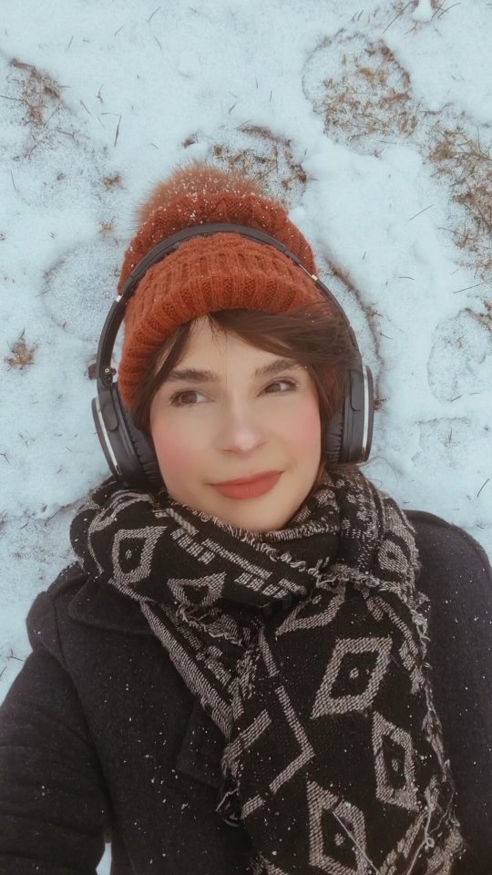 Der Winter zeigt uns etwas Wichtiges:
Entwicklung braucht Rückzug.
Nichts wächst, wenn es ständig Leistung bringen muss.
Vielleicht bist du gerade in so einer Phase.
Etwas in dir sortiert sich neu, auch wenn es sich nach Stillstand anfühlt.
Doch genau diese Pause ist oft der Teil, den man später Wachstum nennt.
Die Natur macht es vor:
Im Winter reduziert sie alles auf das Wesentliche, sammelt Energie, ordnet sich innerlich neu.
Ein Prozess, der unsichtbar bleibt, aber entscheidend ist.
Genauso entsteht auch in uns Stabilität:
durch Ruhe, durch Klarheit, durch Momente, in denen weniger passiert, als man erwartet.
Und genau daraus entsteht später das, was im Frühling sichtbar wird.