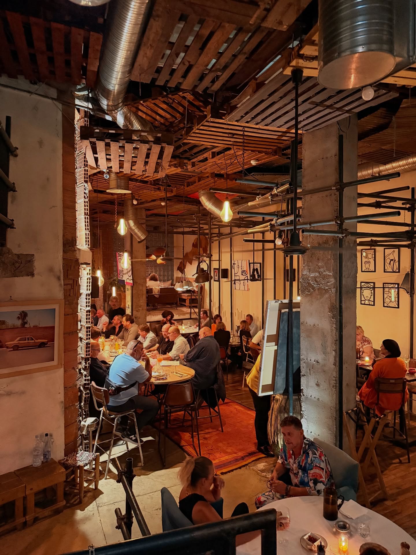 Chacune de nos tables est unique, par son style, sa taille et son décor. Et partout, des recoins à explorer et des œuvres à découvrir 😉 #marrakech #restaurantmarrakech #marrakeshrestaurant #finefood #frenchfood #frenchrestaurant