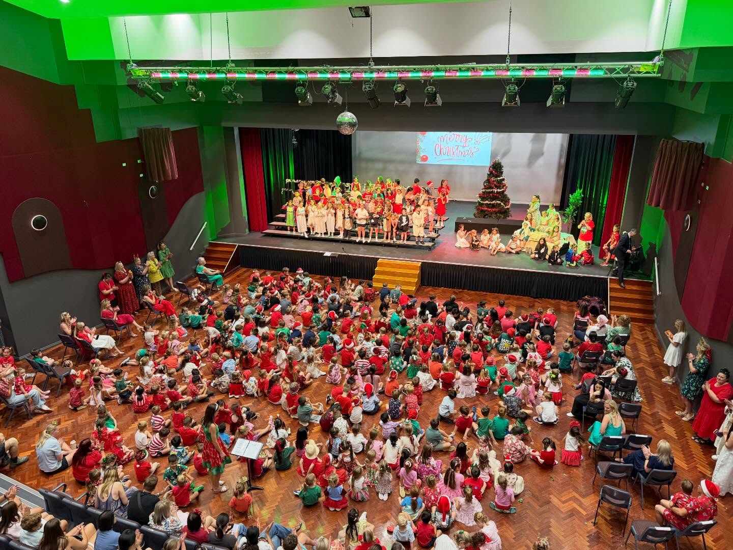 Itβs that time of the year! The Ormiston College ELC to Grade 3 Christmas Concert. That can only mean one thingβ¦..ITβS THE LAST DAY OF SCHOOL πππ
π»