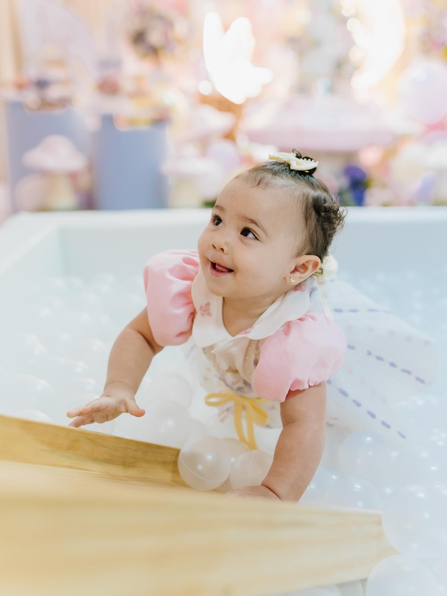 O primeiro aniversário de Talita foi daqueles dias que a gente guarda no coração. Um dia cheio descobertas e aquela alegria tão genuína que só a infância conhece. Ela se divertiu como poucas crianças dessa idade que já vi… Brincou, explorou, sorriu e encontrou na piscina de bolinhas o seu lugar favorito, como se tivesse descoberto um pequeno universo só dela. E enquanto ela se divertia, seus pais olhavam com aquele brilho emocionado, orgulhosos da filha linda e esperta que eles tem.
Memórias assim são mais do que fotos. São heranças de amor. São capítulos da infância que não voltam, mas podem ser revisitados. ✨💛
Se você também deseja guardar o aniversário do seu filho(a) com essa sensibilidade, clique no link da bio e fale comigo.
