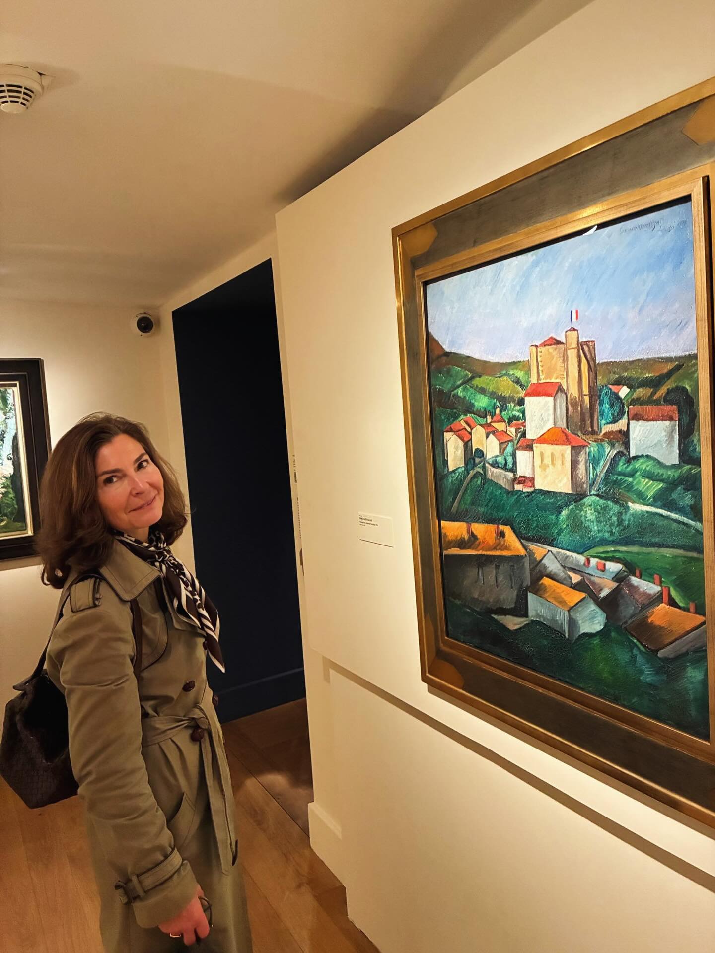 Exposition L’école de Paris au musée de Montmartre, collection Marek Roefler 👏
J’ai eu la surprise cette après-midi, de retrouver l’œuvre du peintre polonais Simon Mondzain(1888-1979), grand ami de mon grand-père le peintre Jean Peyrissac (1895-1974). Ils s’étaient rencontrés à Paris, puis à Alger dans les années 1920 et peignaient côte à côte les paysages selon la technique de Cézanne. Je vous présente un paysage de Jean Peyrissac à côté de celui de Mondzain pour vous montrer leur proximité stylistique à l’époque.
Par ailleurs, cette belle exposition rappelle combien ces artistes venus d’ailleurs, Polonais, Juifs, Russes, Italiens et bien d’autres ont profondément enrichi la peinture moderne. C’est tout l’esprit de l’École de Paris : un élan cosmopolite où Paris devient, dans les années 1920, un véritable foyer de liberté créative et de dialogues entre cultures.
En images, pour commencer, je pose devant un paysage de Simon Mondzain : Paysage au drapeau français, 1914. Il est suivi d’un paysage de Jean Peyrissac, puis du portrait de Mondzain par Modigliani en 1917.
Ensuite: une danseuse russe par Tamara de Lempicka, 1924-1925.
Nus allongés de Jules Pascin, en 1927.
Nature morte d’Henri Hayden vers 1919.
Coin de l’atelier par Tamara de Lempicka, en 1924.
Composition cubiste de Manuel Ortiz de Zarate en 1916.
Femme nue lisant de Joseph Pankiewicz en 1929.
Petit port de pêche en Catalogne de Mela Muter en 1912-1913.
Et pour finir, Pêcheurs napolitains vers 1924 et Sur le balcon de 1934, collages, tissus découpés et objets trouvés d’Alice Halicka artiste dont il faut reconnaître le talent, trop souvent éclipsé par son mari, le peintre Louis Marcoussis.
Il y a bien d’autres merveilles, allez voir cette exposition! À bientôt…
#collectionstephaniepeyrissac simonmondzain