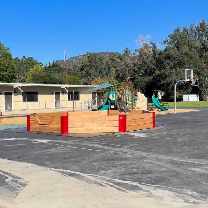 Busy day setting up! We're ready to welcome you to the first-ever Winter Bloom Market & Gathering in Altadena. See you soon!
โ๏ธ Winter Bloom Market & Gatheringโ๏ธ
Sat., Nov. 29 โ 10A to 6P
Sun., Nov. 30 โ 10A to 5P
Odyssey Charter Schools, 725 W Altadena Dr 91001