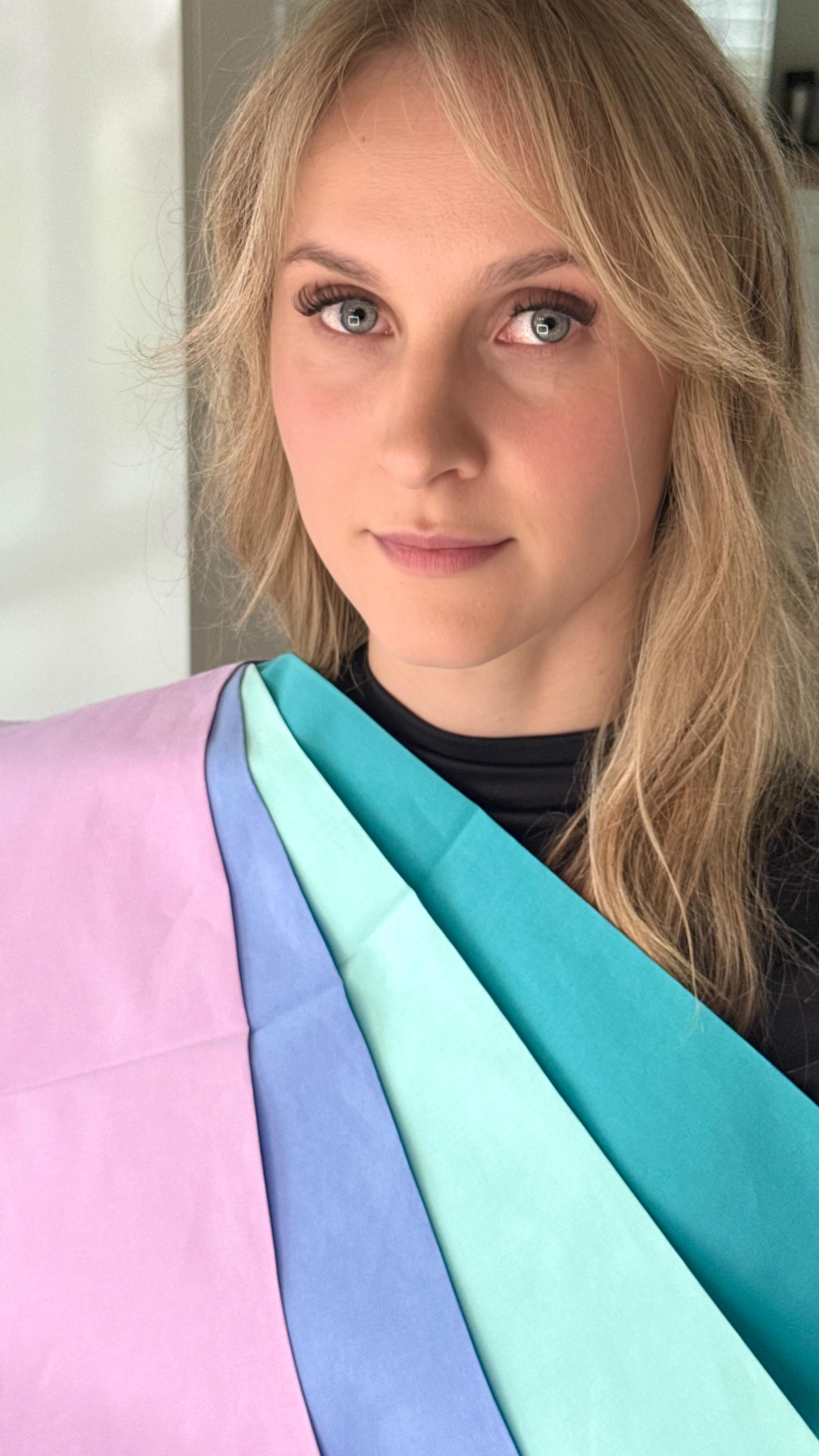 ✨ Farben, die verändern.
Wenn Haut, Haare und Augen so hell kühler und zart sind, machen warme Töne oft etwas ganz anderes mit dem Gesicht, als man denkt – sie lassen die Haut schnell fahl und unruhig wirken
#colourharmonycoaching
#farbberatung
#colouranalysis
#wowfarben
#makeupberatung
Und dann passiert dieser Wow-Moment, sobald die richtigen Farben ins Spiel kommen:
Die Haut wirkt sofort ebenmäßiger, frischer, feiner.
Die Augen? Werden plötzlich glasklar, intensiver und strahlen, als hätte man einen Filter darübergelegt. ✨
Genau das liebe ich an der Farbberatung:
Es zeigt dir, was wirklich zu dir gehört – und was dich zum Leuchten bringt.