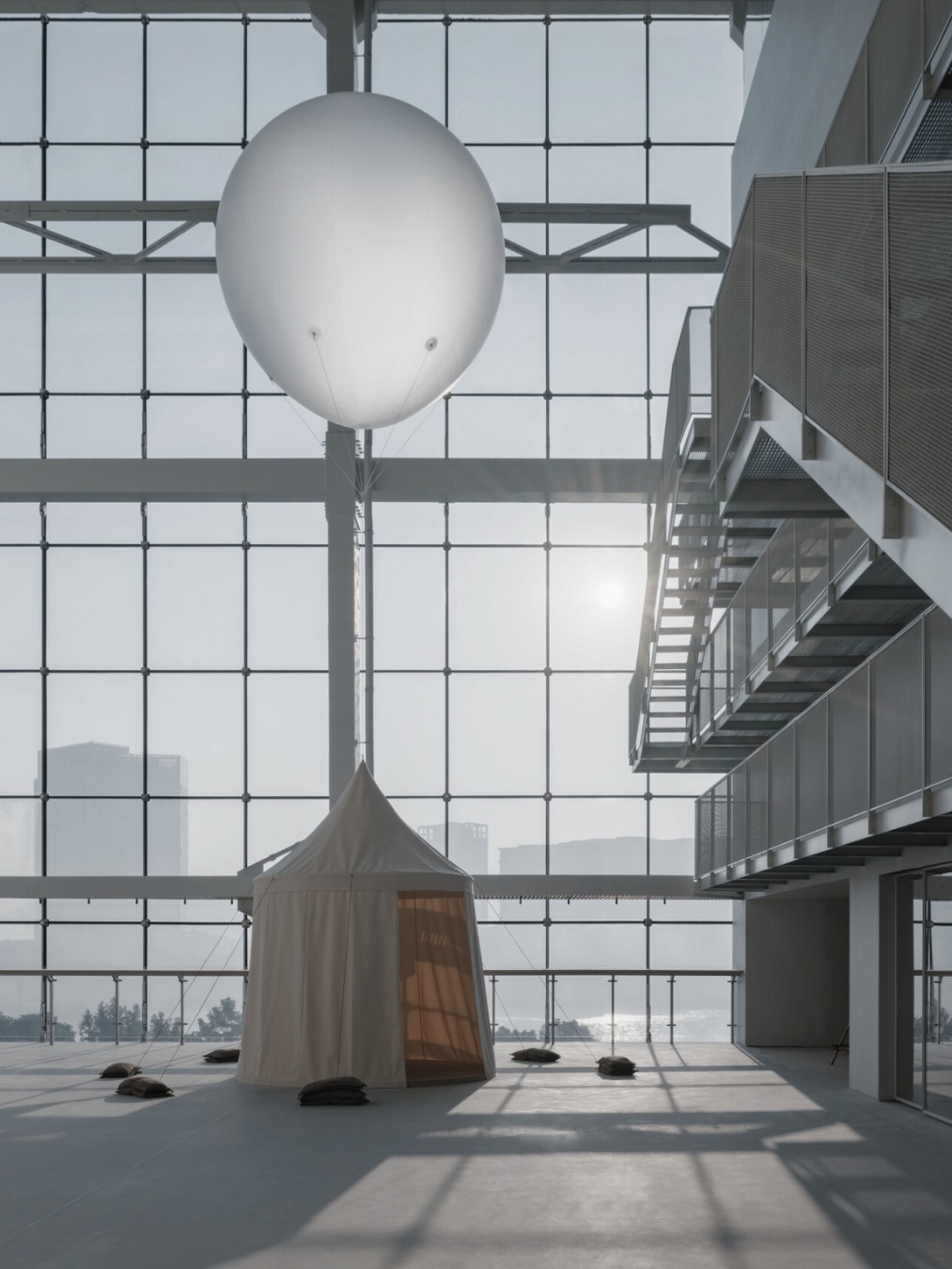 Espace Gabrielle Chanel vient d’ouvrir à Shanghai — un lieu où l’architecture devient une manière de penser.
Le projet est signé par l’architecte japonais Kazunari Sakamoto, dont l’approche définit l’identité même de l’espace.
Sakamoto transforme le troisième étage du Power Station of Art en un parcours continu : les étagères se prolongent en rampe douce, et le mouvement devient une forme de lecture. Sa contribution essentielle : une architecture sans gestes, où chaque élément fonctionne comme un système — lumière, silence, matière, rythme.
Les surfaces mates diffusent une lumière apaisée, l’ingénierie disparaît dans la structure, et les 1 700 m² sont conçus autour du tempo humain — non pas accélérer, mais orienter.
L’idée centrale de Sakamoto : le ralentissement comme décision architecturale — un pas, une pause, un regard, et la continuité.
Espace Gabrielle Chanel révèle comment le design peut rester discret tout en façonnant l’expérience entière :
l’architecture ne s’expose pas — elle guide. #GaronAD
#KazunariSakamoto
#JapaneseArchitecture
#MinimalistArchitecture
#ContemporaryDesign