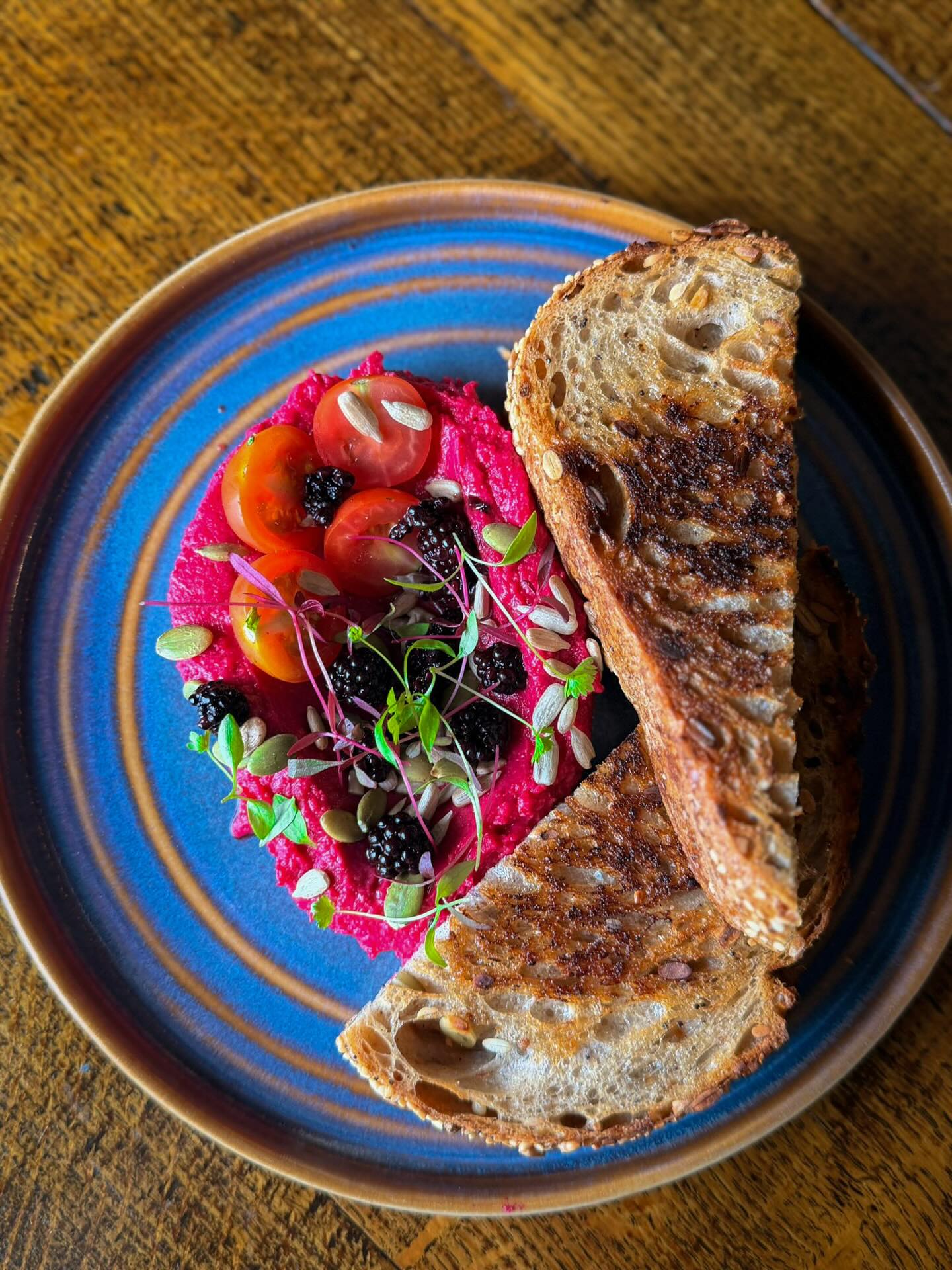 Beetroot Hummus ๐ค๐ป๐
Last of the seasons beetroot, pickled blackberries, toasted seeds and @the.poppyseedbakery sourdough ๐๐ป