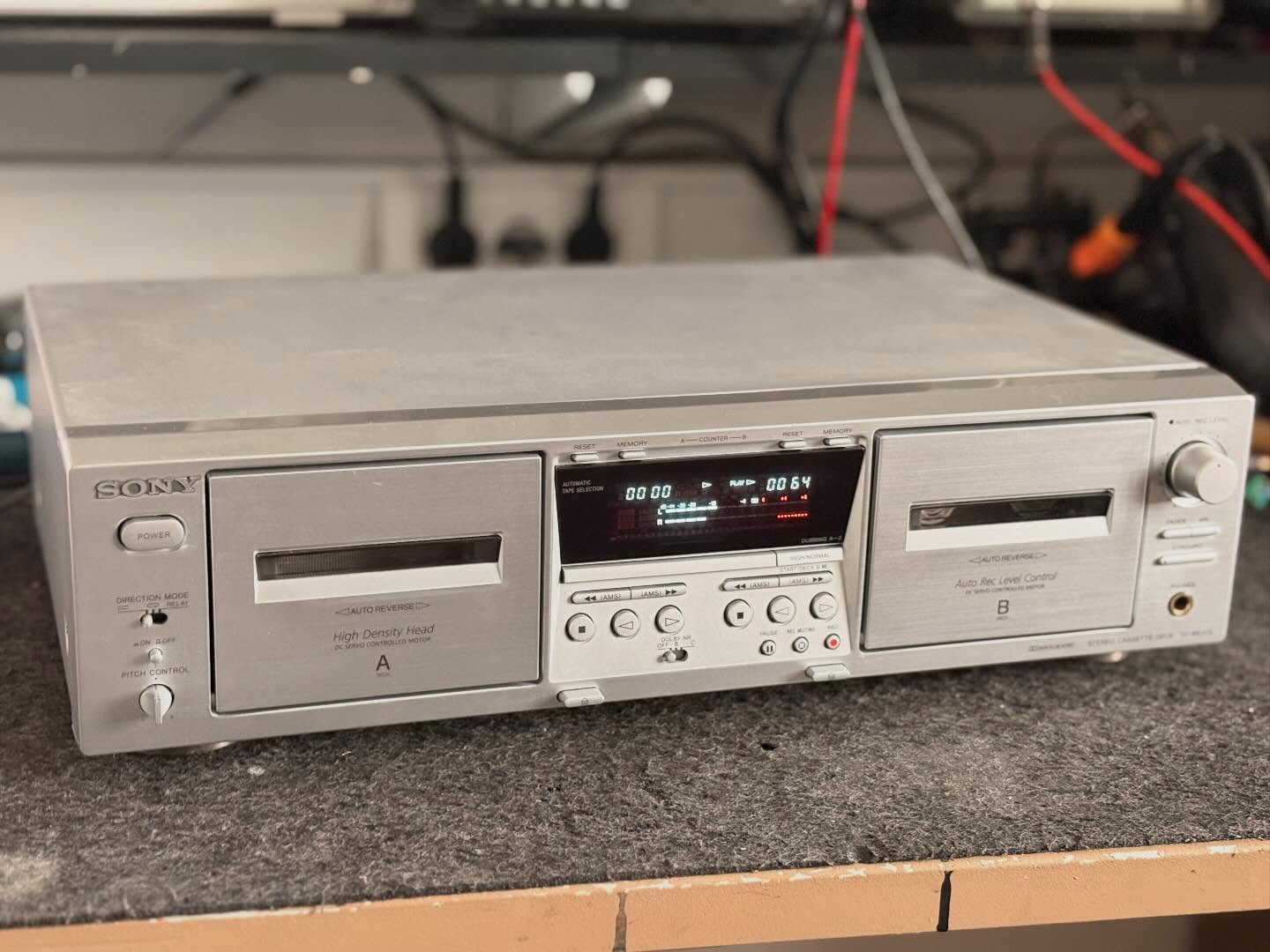 SONY TC-WE475… Tolles Doppel Deck von Sony. Stark verschmutzt und ohne Funktion wurde es komplett wieder in Stand gesetzt und eingemessen. Sogar der Gleichlauf entspricht wieder den Vorgaben von Sony. Und das an einem 25 Jahren alten Gerät!
#vintageaudiomd #vintageaudio #vintageaudiorepair #vintagehifi #sony