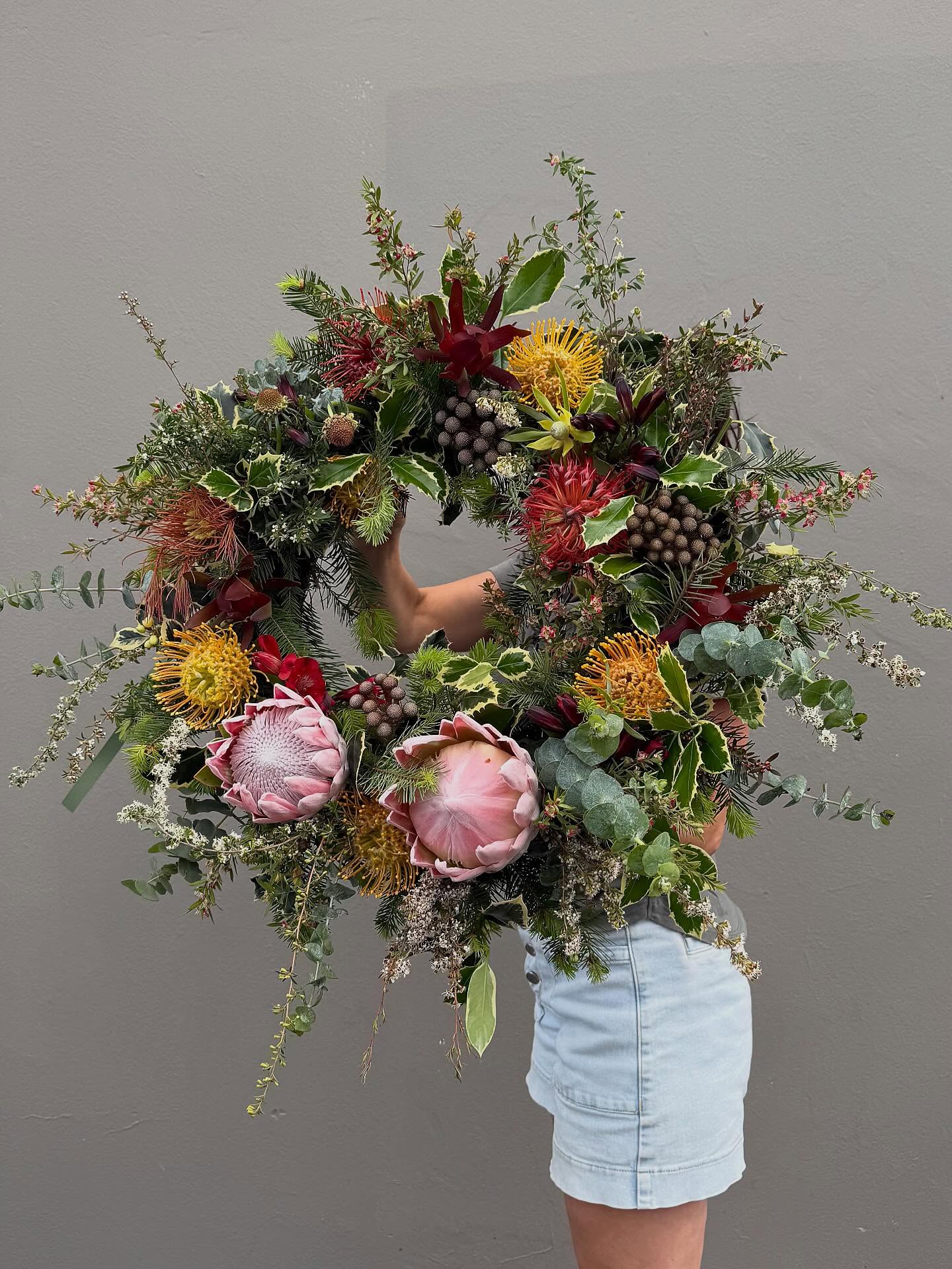 ✨ Christmas on the Doorstep ✨
This year, we’re celebrating Christmas the Aussie way — with beautiful native wreaths crafted fresh in water, ready to hang proudly on your front door. 🌿🎄
Each wreath is made with love, using gorgeous Australian natives that bring that perfect mix of festive spirit and natural beauty. Think earthy textures, warm tones, and blooms that feel like home. 💕
Perfect for gifting, decorating, or welcoming your guests with something truly special.
Limited numbers available — pop in or call us to secure yours. 💫. 5243 1070
#NativeChristmas #AussieWreaths #FloristLove #FreshInWater #ChristmasDoorstep Magic 🌿🎁