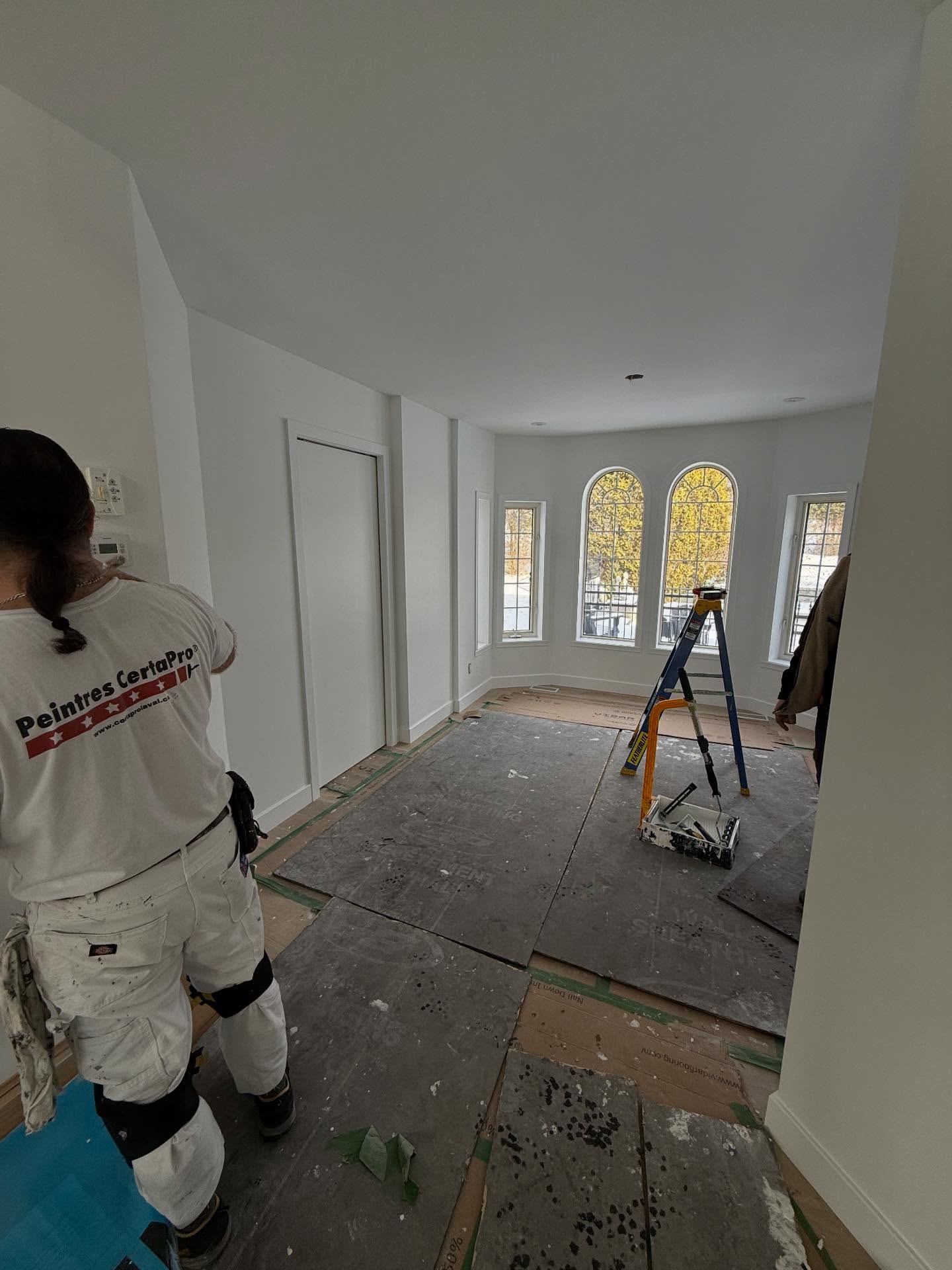 On termine la peinture sur le projet Felix Leclerc. @certapro @murmur_interieurs #constructionvcm #peinture #renovation #blanc #designer