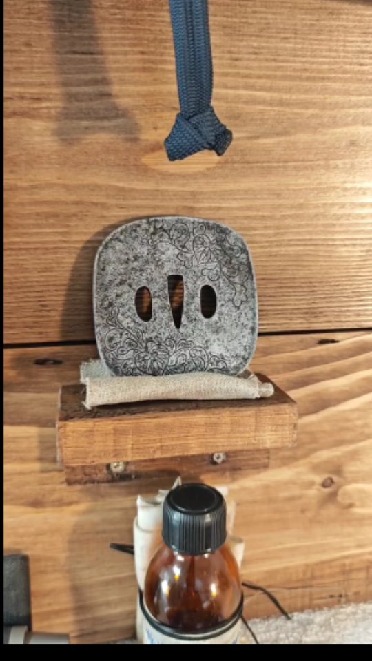 Petite restauration d'une tsuba ( la garde du katana) que l'on m'avait offert il y a bien longtemps. Le process est simple, vinaigre et bicarbonate, des brosses souples, un polissage à la #dremmel avec de la pâte à polir, un bronzage pour fusil pour garder l'aspect antique et une protection à l'huile d'amande douce+ huile de clous de girofle, un jolie support sur mon mur dédié au ninjutsu et voilà.
Pour mon mur je me suis inspiré du travail de la chaîne youtube #ninedirections_forge
Merci donc à @ninedirections_forge
Le but est d'habiller avec mes outils de ninjutsu, d'autres vidéos à venir...
#romaricgears #props #survival #adventure #survivalskills #katana #tsuba #ninjutsu #budo #kenjutsu #battodo #iaido