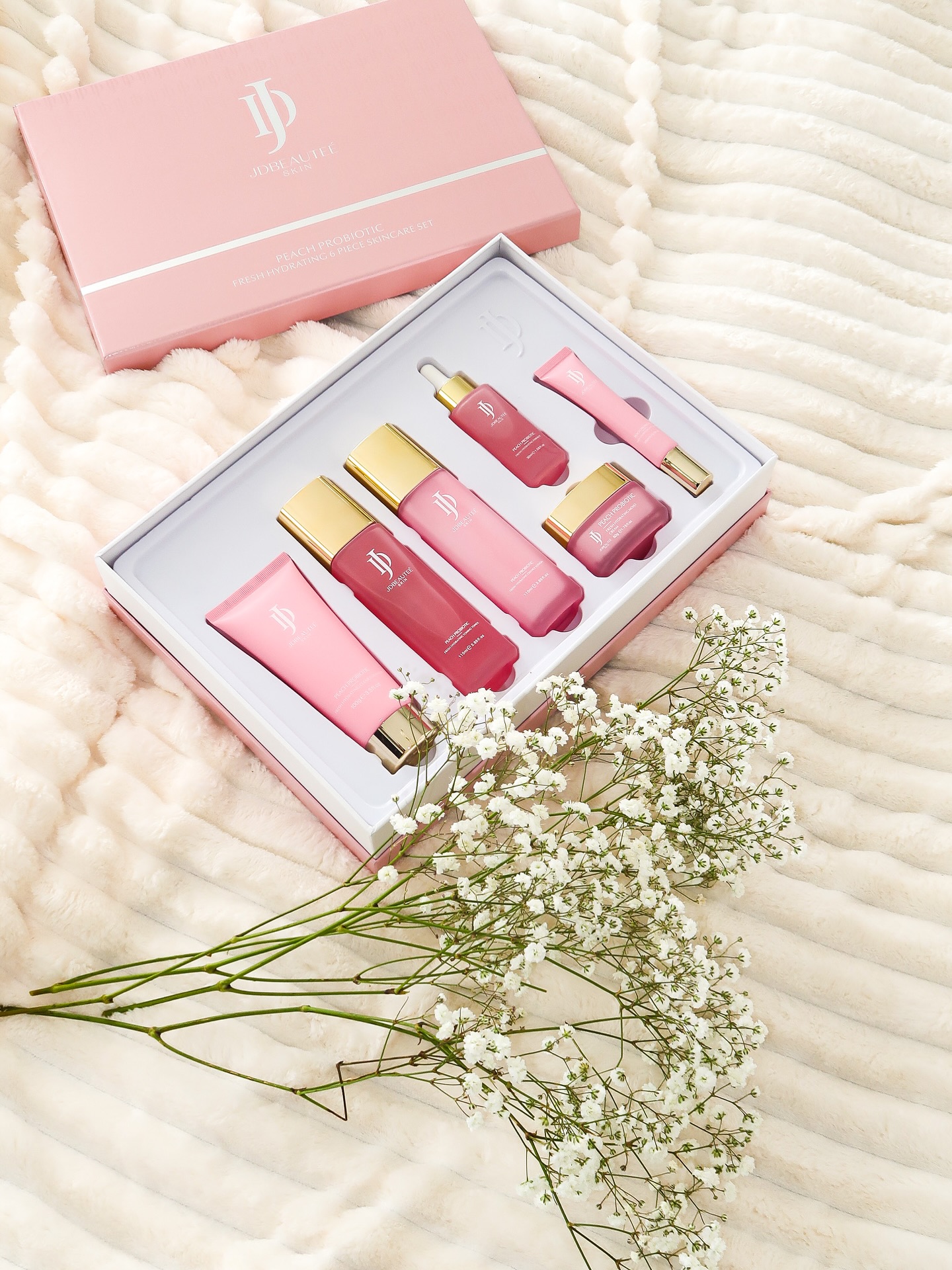 POV: You finally found a routine that doesn’t confuse you or break you out 🍑✨ Say hello to The Peach Probiotic 6-Step Set — cleanser, toner, serum, essence, moisturizer, eye cream. Hydration, glow, barrier repair… all in one box. No guessing. No wasted products. Just results your skin will thank you for. 🫧🧖🏻♀️✨
This is the routine for glass-skin lovers. For softness-seekers. For girls who want pretty skin, every day.
Your glow era starts here babe, tap in 🧴
Save this post for your new skincare ritual 🔗
#jdbeautee #explore #hydratingskincare #pinkskincare #skincaretips101 #hydratingcleanser #plantbasedskincare #koreanskincareroutine #skincaresale #skincareaddiction #skincareaddicts