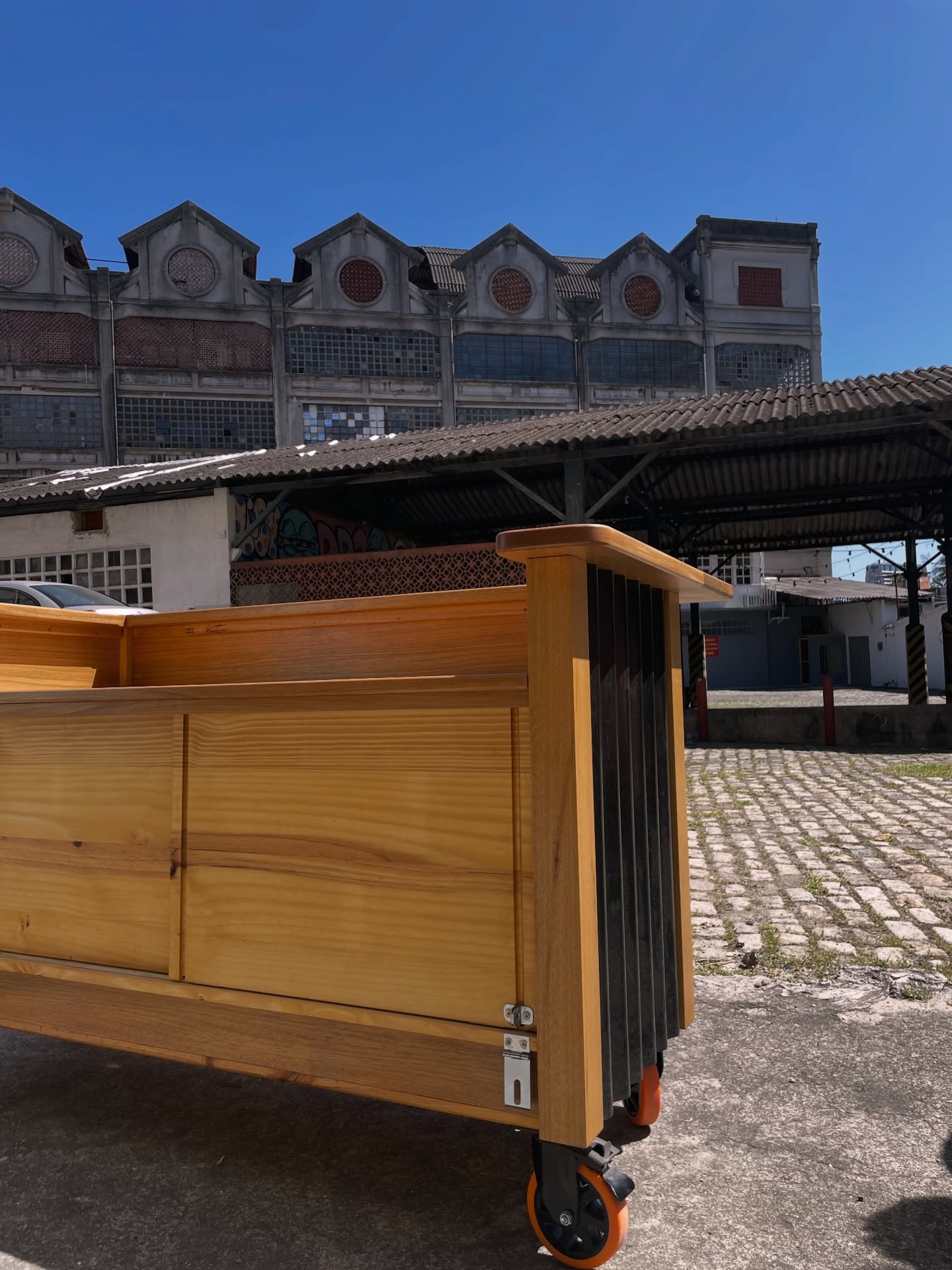 Projetos fora do comum? Comigo mesmo! 🫡
Uma das partes que mais me motiva na marcenaria é justamente a possibilidade de criar soluções únicas, especialmente quando o pedido foge do padrão.
Esse projeto foi desenvolvido para uma empreendedora que está montando seu próprio negócio e precisava de uma estrutura funcional para atender clientes na rua.
E, tecnicamente, os desafios foram muitos:
• criar uma estrutura robusta, mas leve o suficiente para movimentar,
• aplicar um acabamento resistente ao sol, chuva e limpeza diária,
• instalar rodas reforçadas,
• desenvolver um sistema de correr para a área externa,
• permitir trancamento seguro,
• garantir durabilidade,
• e ainda respeitar o estilo estético desejado — incluindo o detalhe das telhas onduladas.
No fim, o resultado foi um projeto totalmente personalizado, funcional e bonito.
E como disse a cliente: “superou as expectativas”. 😍